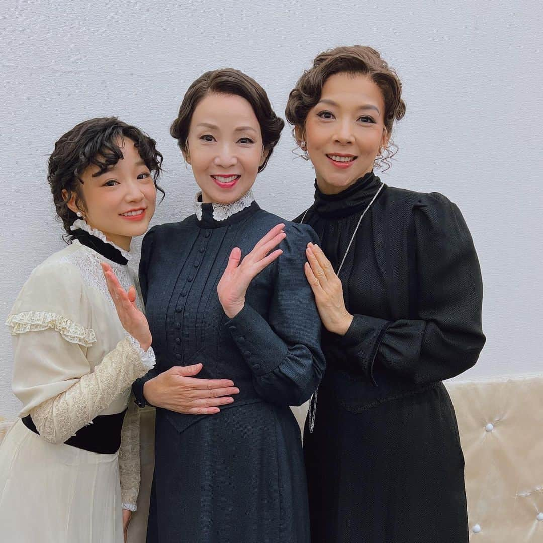 霧矢大夢のインスタグラム：「三人姉妹✨ 強い絆で結ばれた3人です😌✨  マーシャの喪服、素材、チェーンネックレス、背中ボタン、前田文子さんの拘り沢山、一張羅ですが、お気に入りです😌  明日26日は休演日。 27日から30日まであと6回。 寂しー😭 お見逃しなく‼️  #三人姉妹 #衣装 #前田文子　さん #自由劇場 #保坂知寿　さん #平体まひろ　ちゃん #霧矢大夢」