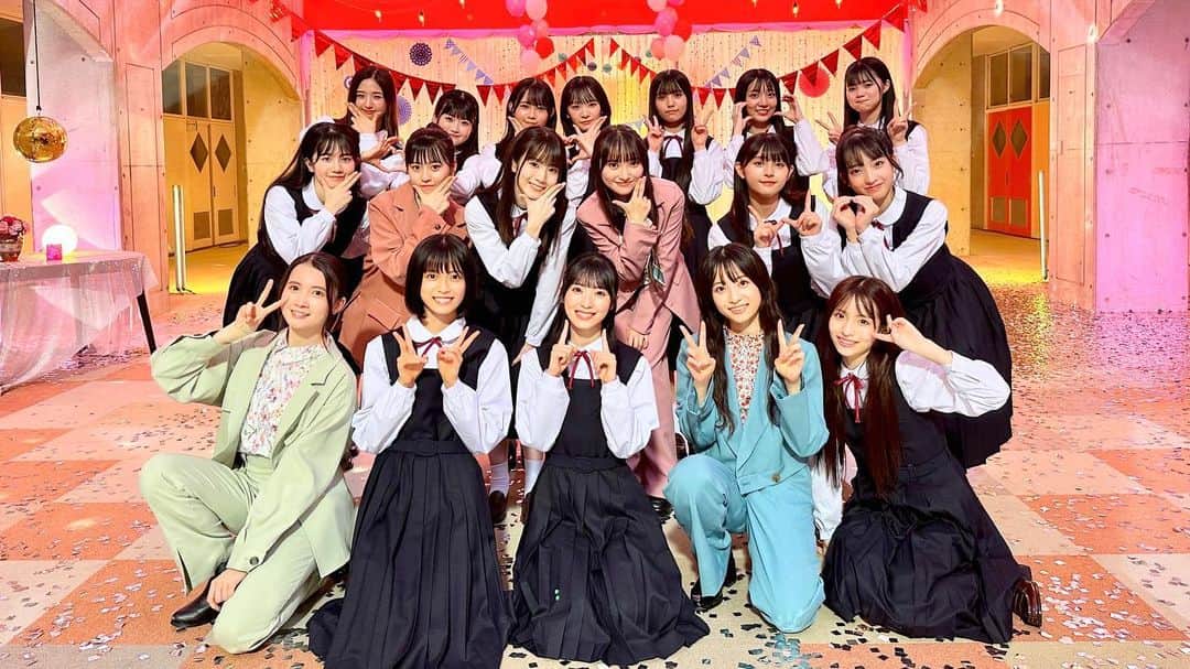 AKB48 Officialさんのインスタグラム写真 - (AKB48 OfficialInstagram)「AKB48 研究生楽曲🎨 「Do the dance!」MV公開🎊🕺💫 ⁡ 62ndシングル「アイドルなんかじゃなかったら」TYPE-Aに収録される17期18期研究生楽曲🎶 ⁡ センターは17期研究生の  #佐藤綺星 @__aiichan.17 が務めます👼🏻🌟 ⁡ MVでは、制服姿のメンバーとジャケット&パンツルック姿のメンバーが、学校の教室や美術室・階段・体育館といった様々な場所で踊り出し、学校中がダンスホールに🪩 ⁡ ミディアムテンポのメロディーと、MVの不思議な世界観に思わず引き込まれていく作品となっています🎶 ⁡ キュートな一面でだけでなくクールで魅惑的な各メンバーの表情にもぜひご注目ください👀🐺  ♥️歌唱メンバーはこちら♥️ 写真2枚目 １列目左から #水島美結 @17_miyuu_1112  #新井彩永 #佐藤綺星 @__aiichan.17  #秋山由奈 #平田侑希 @yuki__hirata   2列目左から #正鋳真優 @ma3_1mayuu  #八木愛月 #橋本恵理子 @eriko_hashimoto_  #山﨑空 @sora_yamazaki17  #久保姫菜乃  #山口結愛  3列目左から #迫由芽実 #布袋百椛 @hotei_moka48  #太田有紀 @yuki_ota0327  #成田香姫奈 #小濱心音 @koko_kohama2120  #工藤華純 #畠山希美 @nozomi_akb4817   #akb #akb48 #Dothedance ! #アイドルなんかじゃなかったら #akb17期研究生 #akb18期研究生」9月25日 23時06分 - akb48