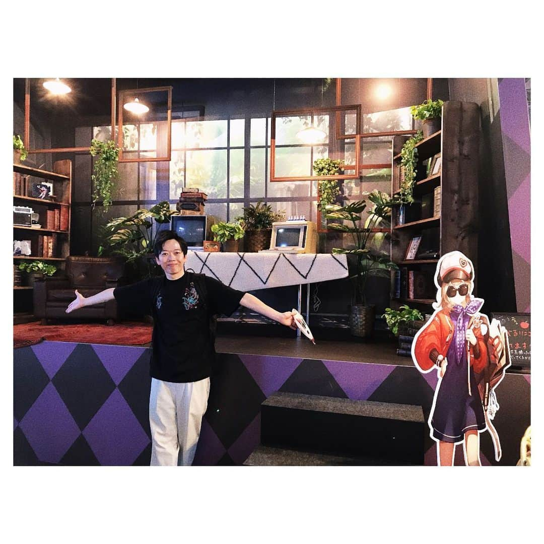 藤本聖さんのインスタグラム写真 - (藤本聖Instagram)「先日ゲームの祭典「東京ゲームショウ2023」でお仕事させてもらったよ！  アークシステムワークスさんから10月にくにおくんの新作が発表されると言う事でそのPRイベントに出演してきました  くにおくん世代ど真ん中、くにおくん大好き芸人のオイラとラフ次元2人からしたら嬉しすぎるお仕事だぜ  子供の頃の自分に「大人になったら東京ゲームショウでくにおくんのお仕事してるよ」って言っても夢物語すぎて信用されないとレベル  アークシステムワークスさん本当にありがとうございました！！  別ブースのイベントに出演してたお嬢こと石塚朱莉さんとも久しぶりにお会いする事ができました  ただ会場のセクシーコンパニオンさん激写してる時に声かけられたんで顔から火吹きましたわ  #東京ゲームショウ2023 #アークシステムワークス #くにおくん #熱血物語sp #ラフ次元 #石塚朱莉さん」9月25日 23時08分 - kasoku_mossan