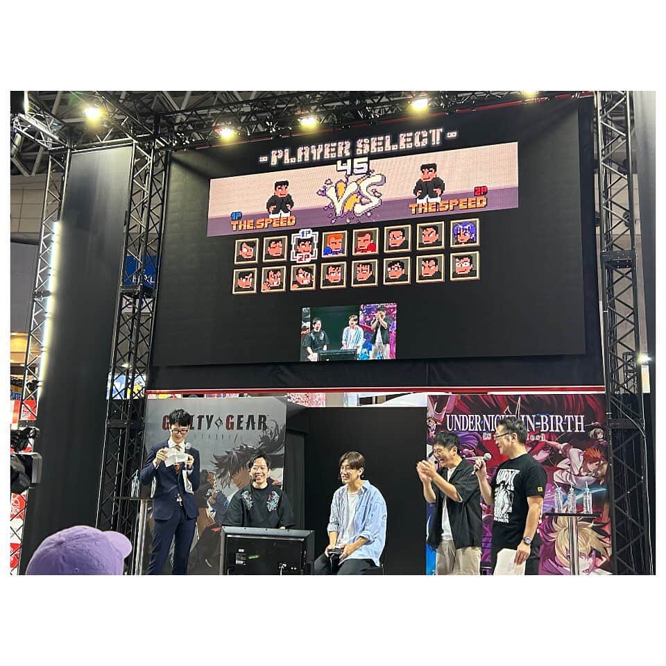 藤本聖さんのインスタグラム写真 - (藤本聖Instagram)「先日ゲームの祭典「東京ゲームショウ2023」でお仕事させてもらったよ！  アークシステムワークスさんから10月にくにおくんの新作が発表されると言う事でそのPRイベントに出演してきました  くにおくん世代ど真ん中、くにおくん大好き芸人のオイラとラフ次元2人からしたら嬉しすぎるお仕事だぜ  子供の頃の自分に「大人になったら東京ゲームショウでくにおくんのお仕事してるよ」って言っても夢物語すぎて信用されないとレベル  アークシステムワークスさん本当にありがとうございました！！  別ブースのイベントに出演してたお嬢こと石塚朱莉さんとも久しぶりにお会いする事ができました  ただ会場のセクシーコンパニオンさん激写してる時に声かけられたんで顔から火吹きましたわ  #東京ゲームショウ2023 #アークシステムワークス #くにおくん #熱血物語sp #ラフ次元 #石塚朱莉さん」9月25日 23時08分 - kasoku_mossan