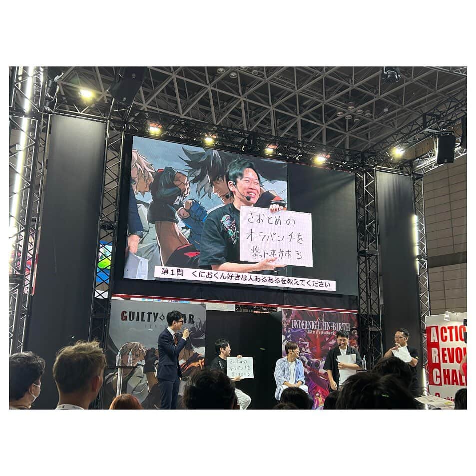 藤本聖さんのインスタグラム写真 - (藤本聖Instagram)「先日ゲームの祭典「東京ゲームショウ2023」でお仕事させてもらったよ！  アークシステムワークスさんから10月にくにおくんの新作が発表されると言う事でそのPRイベントに出演してきました  くにおくん世代ど真ん中、くにおくん大好き芸人のオイラとラフ次元2人からしたら嬉しすぎるお仕事だぜ  子供の頃の自分に「大人になったら東京ゲームショウでくにおくんのお仕事してるよ」って言っても夢物語すぎて信用されないとレベル  アークシステムワークスさん本当にありがとうございました！！  別ブースのイベントに出演してたお嬢こと石塚朱莉さんとも久しぶりにお会いする事ができました  ただ会場のセクシーコンパニオンさん激写してる時に声かけられたんで顔から火吹きましたわ  #東京ゲームショウ2023 #アークシステムワークス #くにおくん #熱血物語sp #ラフ次元 #石塚朱莉さん」9月25日 23時08分 - kasoku_mossan