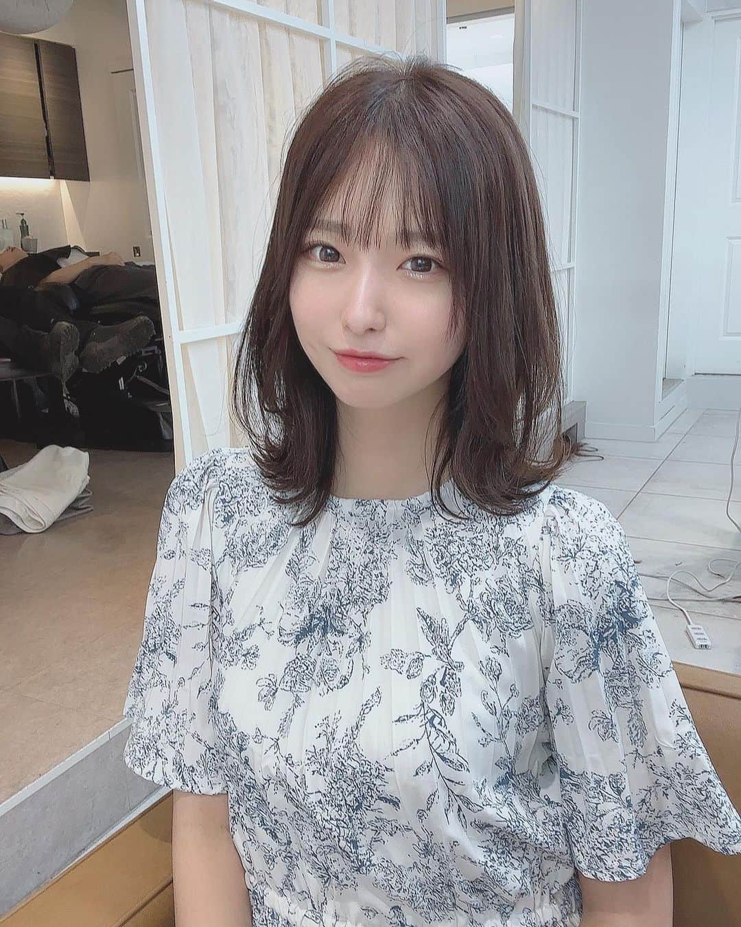 谷口彩菜さんのインスタグラム写真 - (谷口彩菜Instagram)「ちょっと前に髪切ってもらったよ✂︎ . 髪全体も顔まわりもカットお願いしました😌 すごくいい感じなの🥲♡ はじめましての @ryoya_kawamura さん ありがとうございました〜🤍 . . #原宿　#原宿美容院　#ヘアサロン #ミディアムヘア」9月25日 23時18分 - taniguchi_ayana