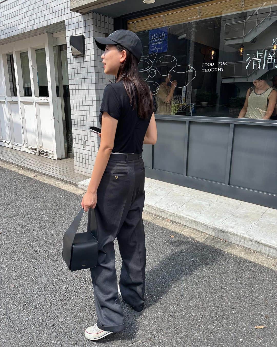 古屋美咲のインスタグラム：「食器を見に行っておすすめのアロマスプレーを作って(私のイメージで絞ってもらった4つ)食器が全部かわいいお店でカレーを食べた🕊️sacaiのTシャツが似合ってた佐藤はかわいいハンカチを買ってた🌳」