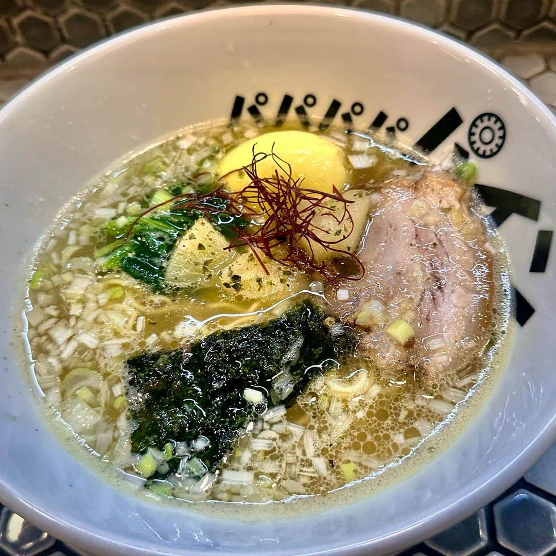 樋口真嗣のインスタグラム：「ナニ？パパパパの味が変わる！？ その前に食べ納めねばと行列覚悟で突撃。 しかしどうやら今までフレーバーは昨日でもう売り切れたらしく今日は新しいフレーバーに切り替わってた！ 味は変わらずヤバいパイン味！ 久々に食べたからかな? 普通にいつものパインだった！ やっぱ美味い！俺はね。  #パパパパパイン  #パイナップルラーメン屋さんパパパパパイン」