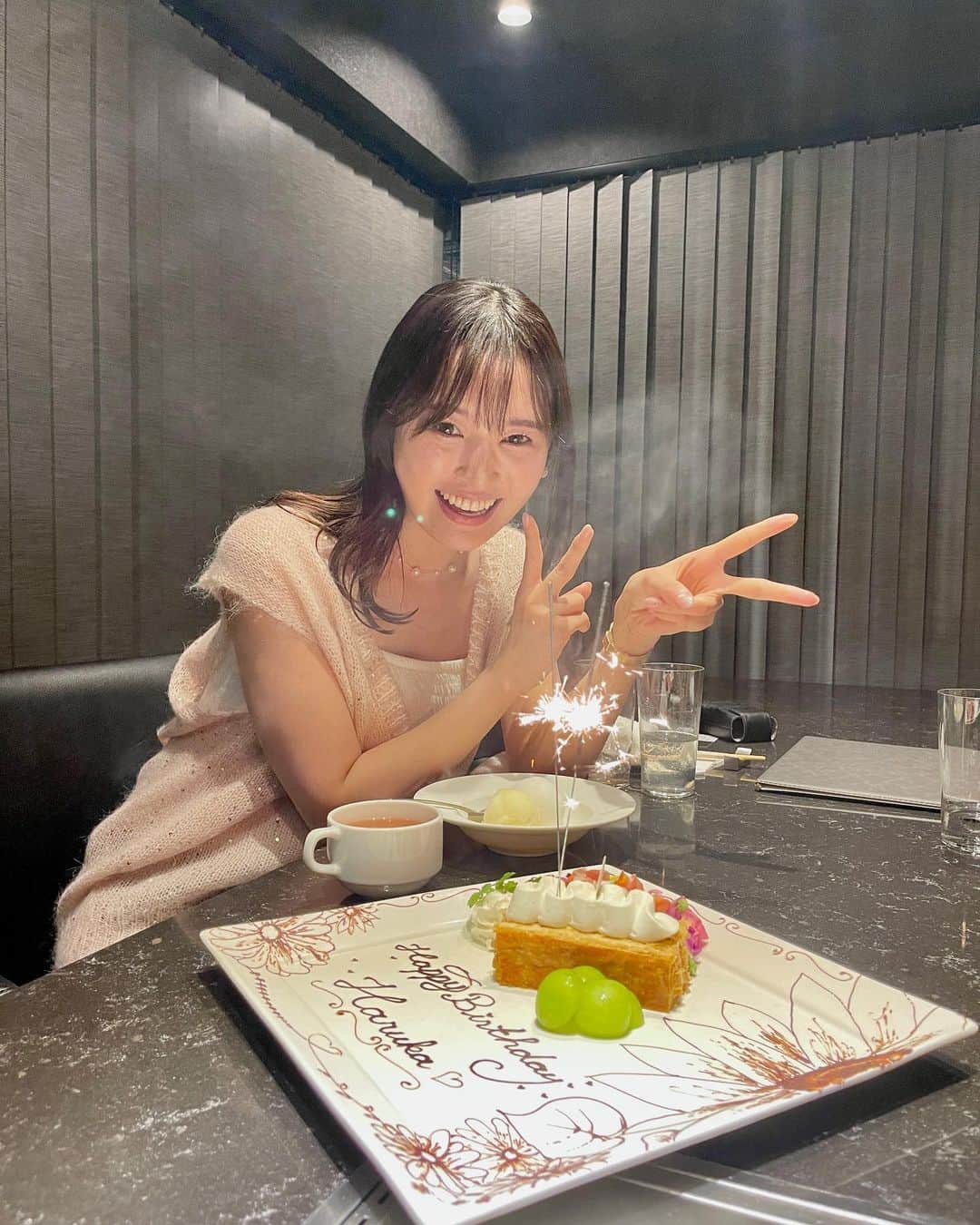 のインスタグラム：「誕生日祝っていただいました🎂✨  サインも書かせていただけて嬉しい限りです。  これからも美味しいお肉を発信し広めていきます（？）  ありがとうございました！！」