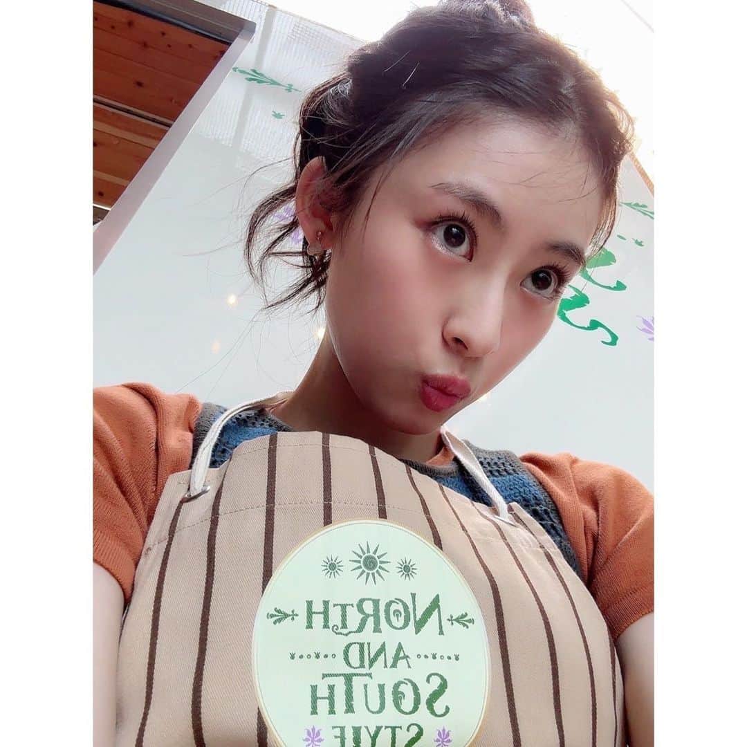 井本彩花さんのインスタグラム写真 - (井本彩花Instagram)「. ｢転職の魔王様｣ 最後までご覧頂きありがとうございました🍀  ‘’ラブラブ夫婦”いかがでしたか☺️  ミナミは、毎回ヘアスタイルやお衣装が変わるので、 いつも撮影が楽しみでした✨ 本当にあっという間でした！！  ほっくんとはラブラブで、時には喧嘩したり… 1日1日を楽しく過ごしているんだなぁと思います。  私もミナミのように 皆さんに笑顔を届けられるような存在で、 夢に向かって頑張らなきゃ。  最後に、 ｢転職の魔王様｣のキャスト、スタッフの皆様 そして、観てくださった皆様 本当にありがとうございました😌✨  #転職の魔王様」9月25日 23時12分 - imoto_ayaka_official