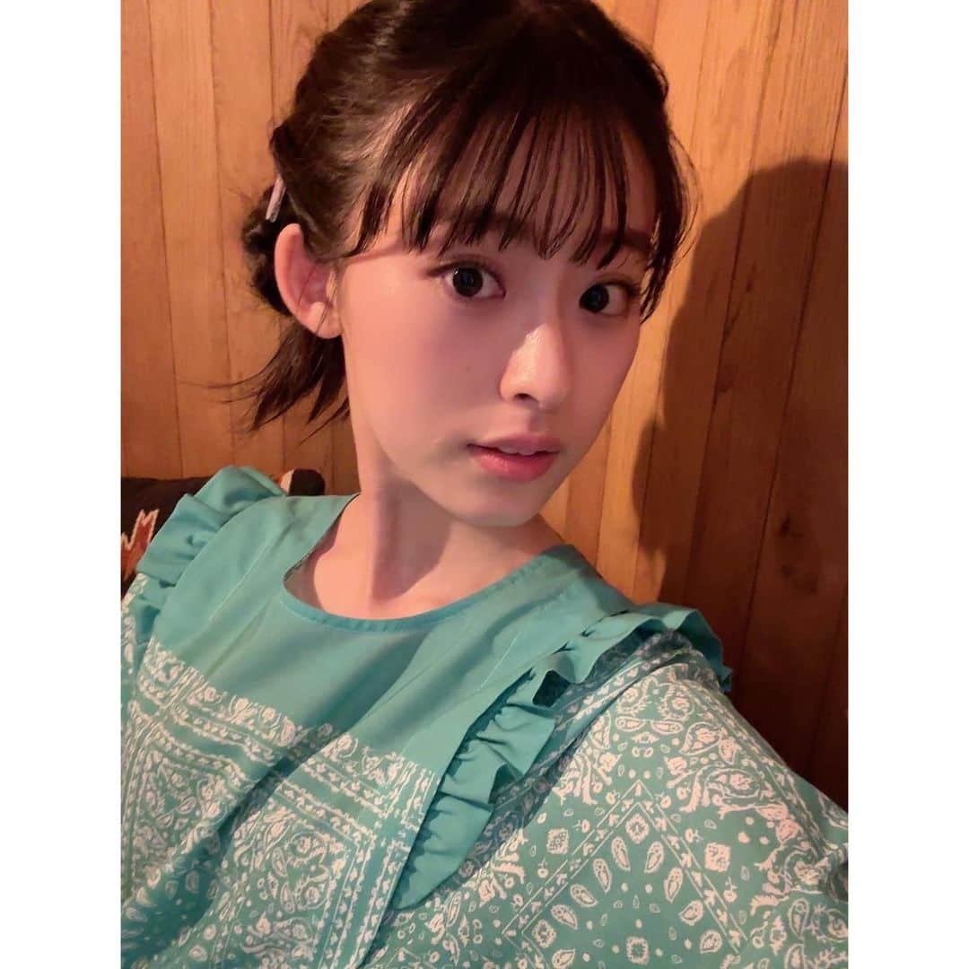 井本彩花さんのインスタグラム写真 - (井本彩花Instagram)「. ｢転職の魔王様｣ 最後までご覧頂きありがとうございました🍀  ‘’ラブラブ夫婦”いかがでしたか☺️  ミナミは、毎回ヘアスタイルやお衣装が変わるので、 いつも撮影が楽しみでした✨ 本当にあっという間でした！！  ほっくんとはラブラブで、時には喧嘩したり… 1日1日を楽しく過ごしているんだなぁと思います。  私もミナミのように 皆さんに笑顔を届けられるような存在で、 夢に向かって頑張らなきゃ。  最後に、 ｢転職の魔王様｣のキャスト、スタッフの皆様 そして、観てくださった皆様 本当にありがとうございました😌✨  #転職の魔王様」9月25日 23時12分 - imoto_ayaka_official