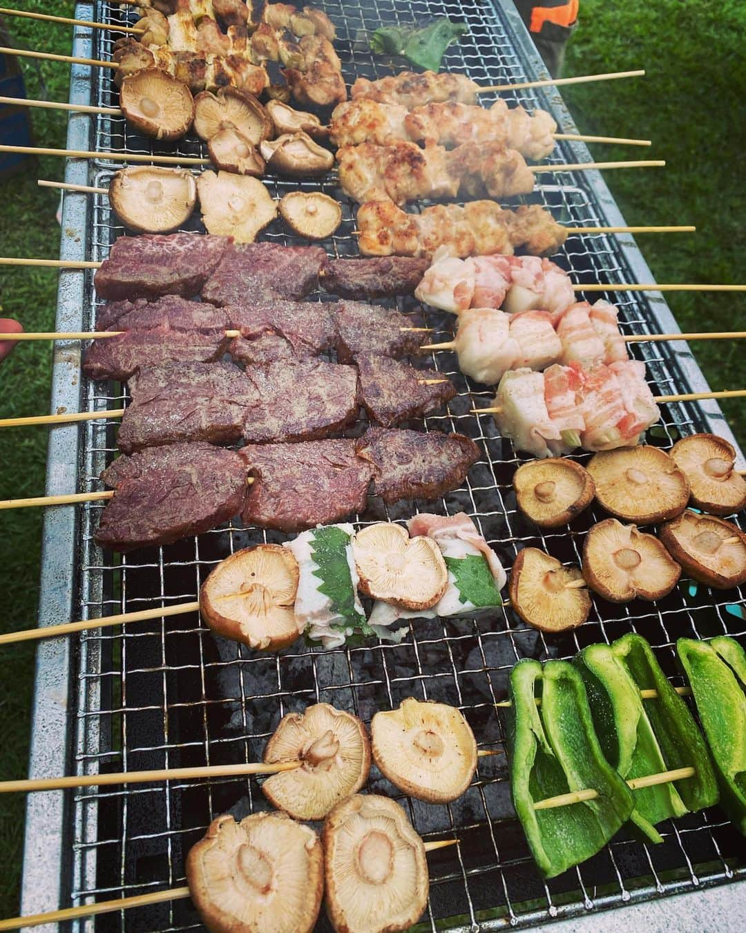 夢乃聖夏さんのインスタグラム写真 - (夢乃聖夏Instagram)「先日のキャンプにて🏕️ 初めて焼き鳥に挑戦しました✨ やはりジモッピーは 「博多串焼き」でしょ🤭‼️  ネギマ、鶏皮ぐるぐる、豚バラ、豚のオクラ巻き、シソ巻き、玉ねぎ巻き、牛サガリ、うずら、野菜各種…  焼き係は主人が担当。すごく難しそうだったけど上手く焼けて 最高に美味しい焼き鳥が出来ました✨✨✨  「串打ち3年、焼き一生」  という言葉がある通り、今回串打ちからやってみて焼き鳥の奥深さと難しさが身に染みて分かりました😭👏  キャンプで焼き鳥ハマりそうです😋  #焼き鳥職人ってすごい # 焼き鳥って奥が深い #焼けた時の感動 #ハンパない🥹  #キャンプ最高👏」9月25日 23時13分 - seika_yumeno