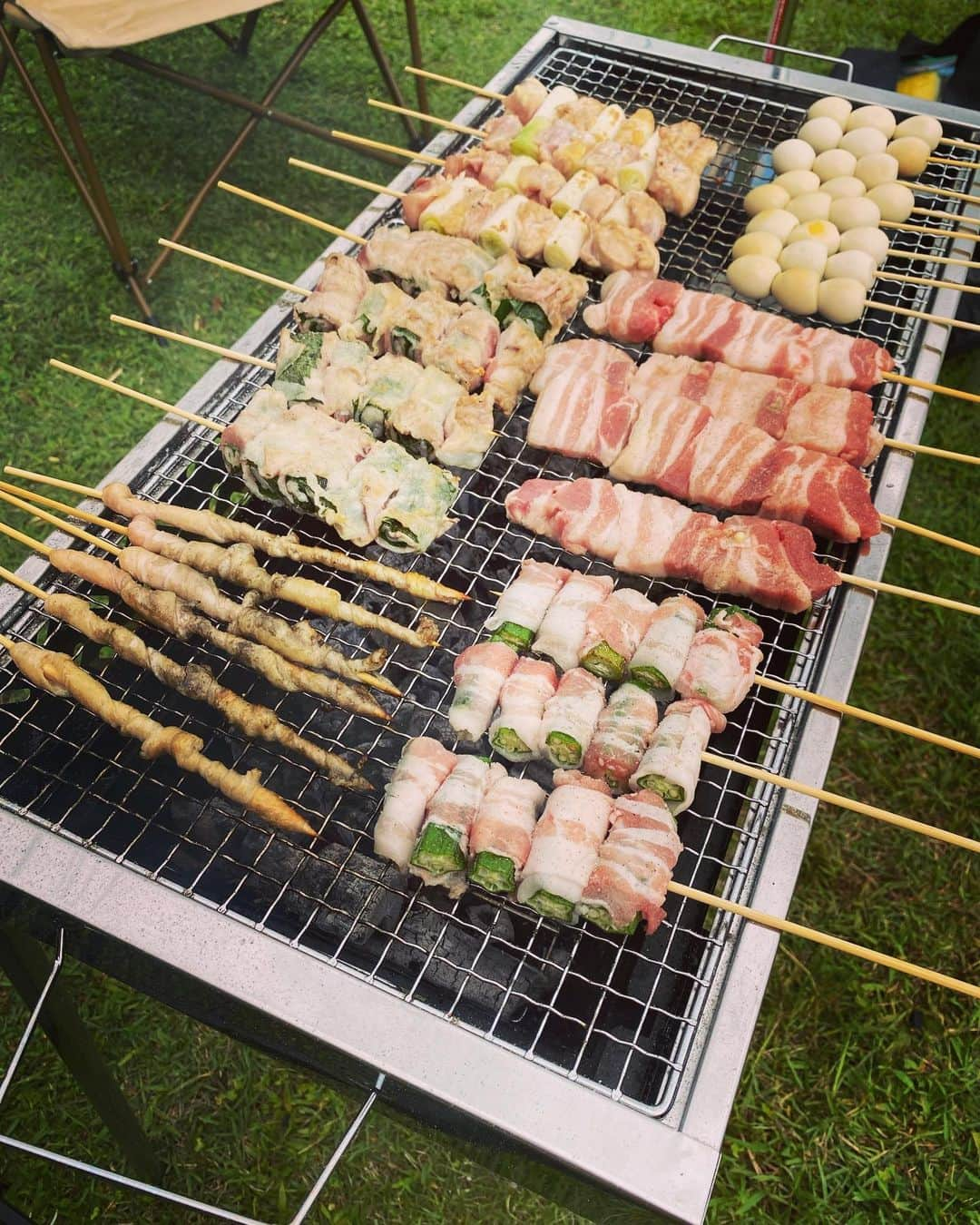 夢乃聖夏さんのインスタグラム写真 - (夢乃聖夏Instagram)「先日のキャンプにて🏕️ 初めて焼き鳥に挑戦しました✨ やはりジモッピーは 「博多串焼き」でしょ🤭‼️  ネギマ、鶏皮ぐるぐる、豚バラ、豚のオクラ巻き、シソ巻き、玉ねぎ巻き、牛サガリ、うずら、野菜各種…  焼き係は主人が担当。すごく難しそうだったけど上手く焼けて 最高に美味しい焼き鳥が出来ました✨✨✨  「串打ち3年、焼き一生」  という言葉がある通り、今回串打ちからやってみて焼き鳥の奥深さと難しさが身に染みて分かりました😭👏  キャンプで焼き鳥ハマりそうです😋  #焼き鳥職人ってすごい # 焼き鳥って奥が深い #焼けた時の感動 #ハンパない🥹  #キャンプ最高👏」9月25日 23時13分 - seika_yumeno