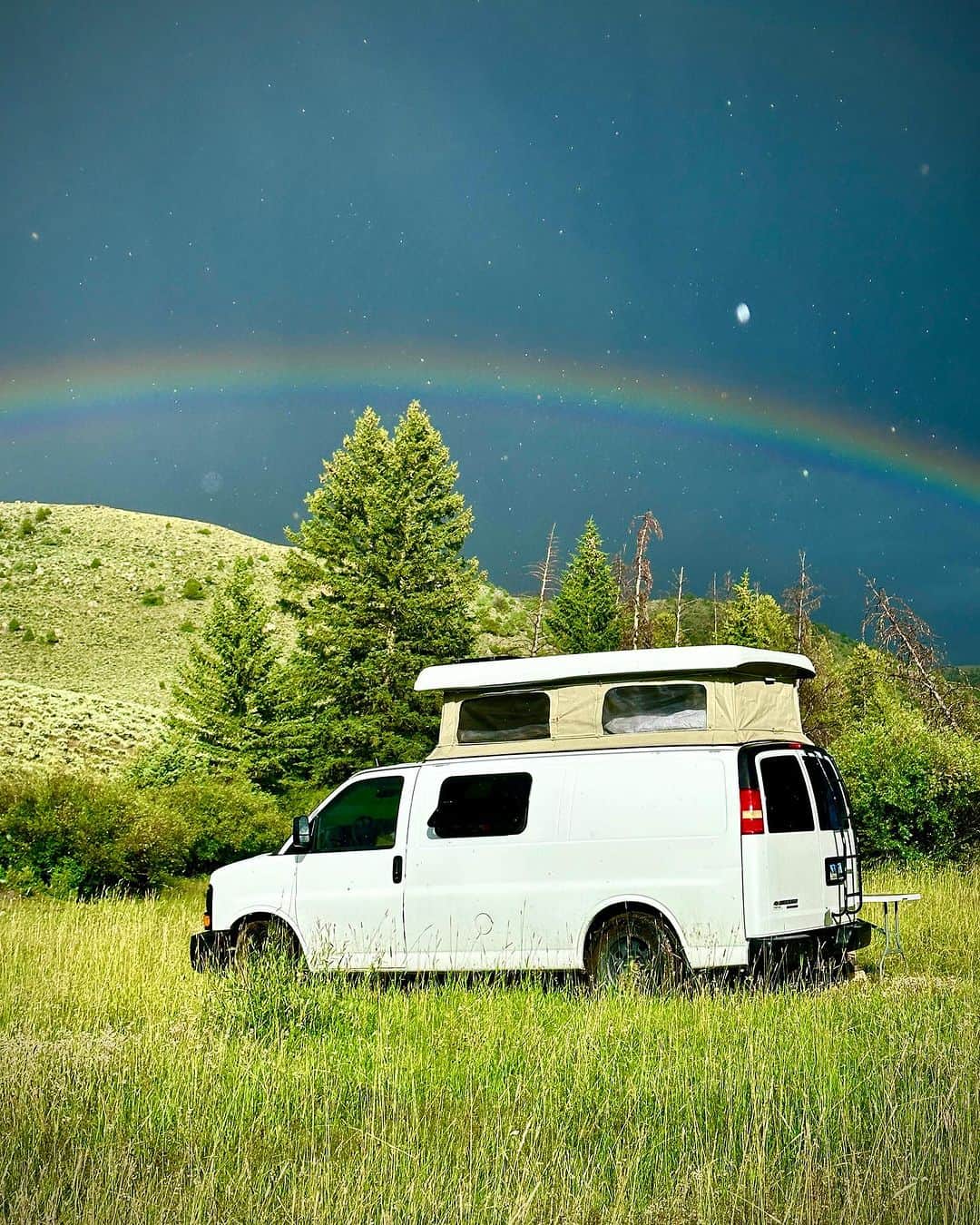 ジミー・チンのインスタグラム：「Livin’ the dream…  I often joke that I started out as a climbing bum living out of my car and have spent most of my adult life trying to get back to being a climbing bum living out of my car. Hoping to instill the joy and appreciation for the open road, climbing trips w friends and knowing how to keep it real.   Nothing makes me happier than seeing the kids being kids, out in nature, totally present and living their best lives.   @chaivasarhelyi」