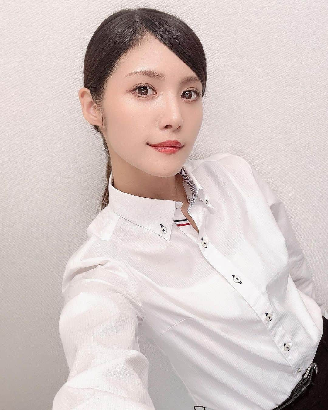 美沙玲奈さんのインスタグラム写真 - (美沙玲奈Instagram)「📷˖⋆꙳ 本日はとある撮影でした！珍しくシャツ姿です🫡✨ スーツを着るとお母さんに見せたくなるのは何故だろう‥🍀  #撮影 #スーツ女子」9月25日 23時27分 - rei777_official