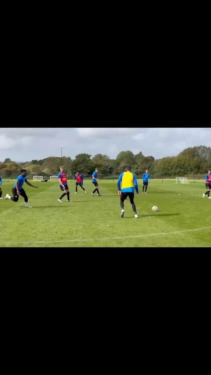 マーティン・ケリーのインスタグラム：「Keep working💪 Keep practising what I’m good at DEFENDING! My time will come again shortly 🙌⚽️ Thankyou @wba for being with me in very step of this rehabilitation journey 🙏🏻💙」