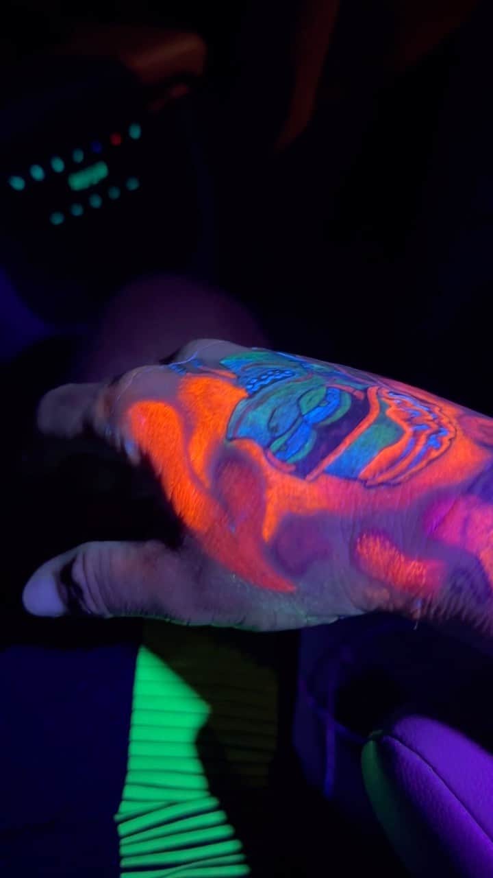 Riff Raffのインスタグラム：「NëoN iCōN」