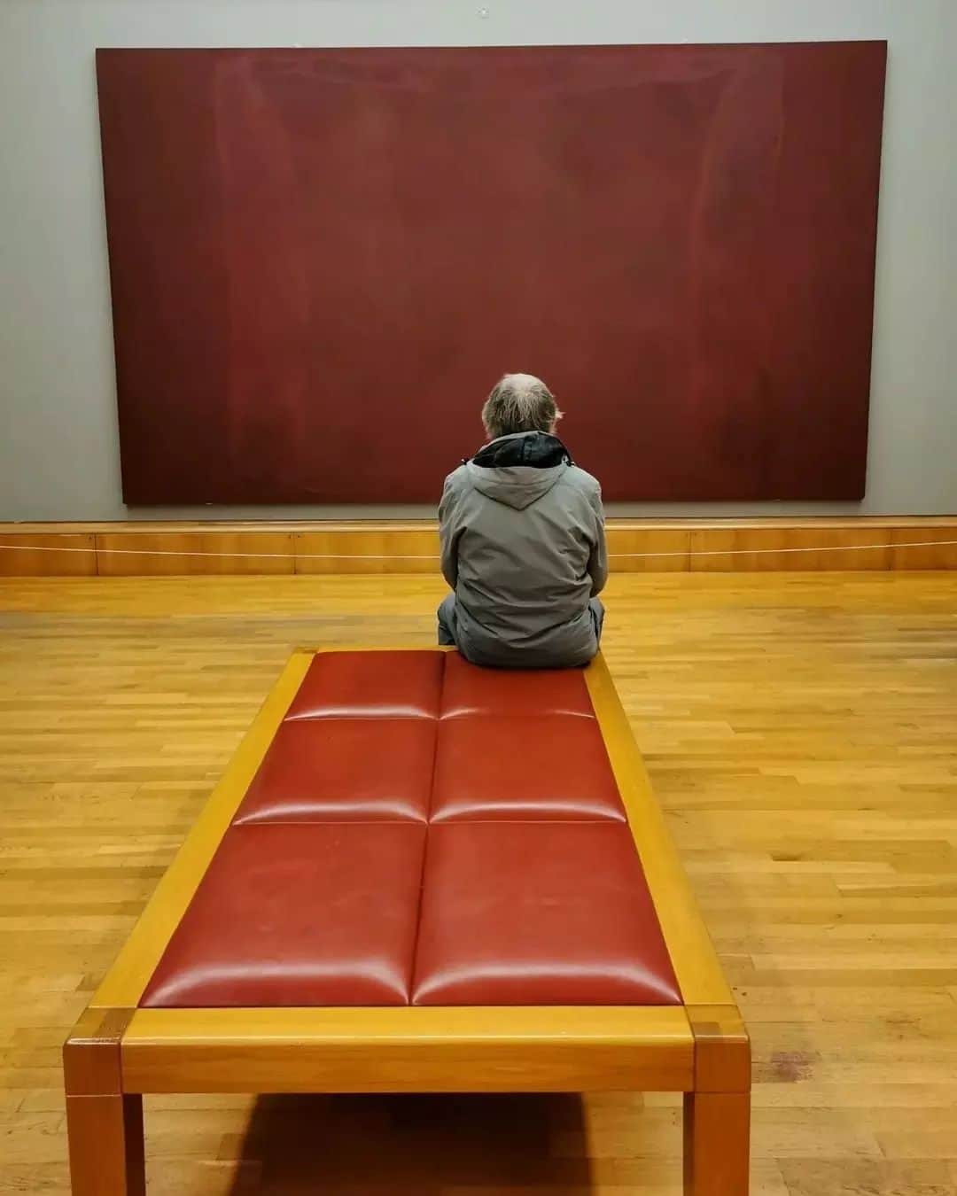 のインスタグラム：「When an artwork speaks to you. ❤️  📸 @evi_vielga and Mark Rothko’s Red on Maroon (1959) © Kate Rothko Prizel and Christopher Rothko/DACS 2023. 📸 @finndisk and ‘The Snail’ by Henri Matisse (1953) © Succession Henri Matisse/DACS 2023 - in Tate Modern’s Start Display. 📸 @neysela inside Tate Britain’s Historic and Modern British Art: Court Versus Parliament 1640-1720. 📸 @jimena_sb and Picasso’s ‘Buste de Femme’ (1938) © YAGEO Foundation, Taiwan. © Succession Picasso. DACS, London 2023 - inside #CapturingTheMoment at Tate Modern. 📸 @c.aragonsaura and Gerhard Richter’s Cage (1) - (6) 2006 series © 2006 Gerhard Richter - at Tate Modern. 📸 @lilas.dlm and Francis Bacon’s Triptych August (1972) © Estate of Francis Bacon - at Tate Britain.」