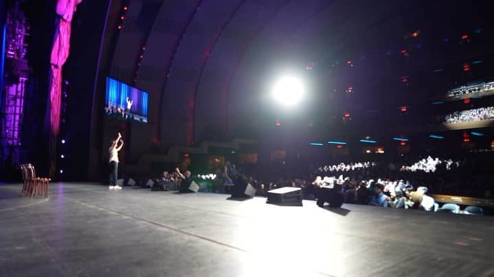 ベン・シュワルツのインスタグラム：「22 years of hard work and improv lead to this @radiocitymusichall moment. Right before each show starts, I hug all the performers and tell them how much I appreciate them. This was the second round of hugs. Lights turned off, music went on and we were off. The first ever long form improv show headlining Radio City. 6,000 people. Every seat sold out. Unforgettable night. Photos coming soon! Video by the wonderful and talented @davidhjacobson. I love you NYC.」