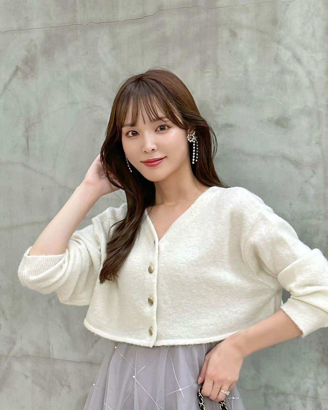 磯田 ひかる(Hikaru Isoda) のインスタグラム：「こんばんは🌙 今日も涼しくて過ごしやすかった💐 明日からまた暑くなるみたいですね😳☁️  この数日間はニットでも過ごせた♡  このコーデすごく質問もらうんだけど、可愛すぎるよね🎀 ふわふわのチュールスカート、揺れ感がお気に入り。  【着用アイテム】 Tops @celford_official  刺繍入りクロップドカーディガン IVR FREE ¥15,400税込  Skirt @celford_official  バリエチュールフレアスカート GRY 36 ¥25,300税込  Shoes @louboutinworld  Bag @chanelofficial   ------------------------------ picaru：162cm / 骨格ウェーブ 1st ブライトスプリング 2nd ブライトサマー  大人可愛いスタイルアップコーデ ヘアメイクを合わせた トータルスタイリングを提案🤍  不定期にストーリーで ファッションお悩み相談募集中🥰 ------------------------------  他の投稿を見る→【@picaruuu】」