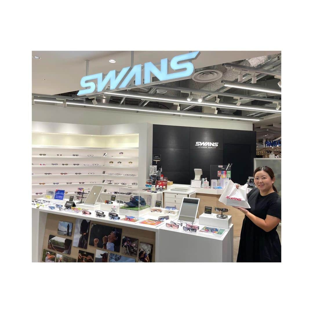 淺井咲希のインスタグラム：「SWANS STORE LINKS UMEDA店 に行ってきました！！🕶️  ゴルフは紫外線ですごく目がダメージを受けるのでしっかり守っていきたいと思います👀  #スワンズ#swans#swanseyewear」