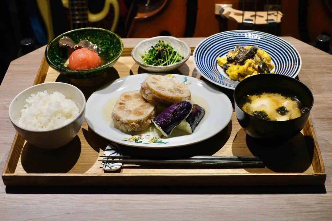 休日課長さんのインスタグラム写真 - (休日課長Instagram)「レンコンはさみ揚げ葛餡がけ定食。豆苗炒めて大阪の中国菜オイルのラー油をかけたのも美味でした。ごちそうさまでした！  #自炊 #ひとりディナー #レンコンはさみ揚げ葛餡がけ #茄子の唐揚げ #トマトと平茸の煮浸し #豆苗炒めて中国菜オイルのラー油かけたの #卵と平茸炒めたの #豆腐と干しわかめの味噌汁 #ごはん #静岡森町堀内米コシヒカリ」9月25日 23時37分 - kyujitsu_kacho