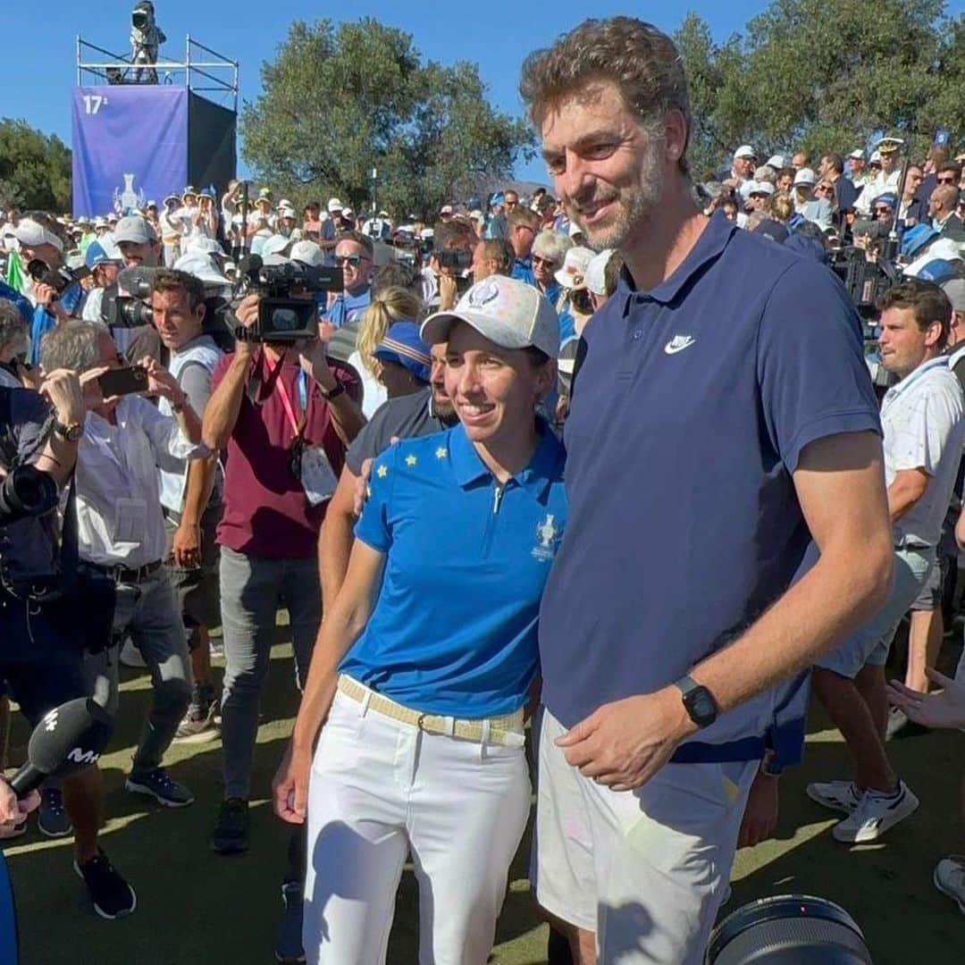 パウ・ガソルさんのインスタグラム写真 - (パウ・ガソルInstagram)「Unbelievable tournament!! It has been a pleasure to be a @thesolheimcup ambassador and to enjoy this epic event with my family.   Enhorabuena al #TeamEurope por la victoria y en especial a @carlotagolf por su excepcional juego contribuyendo con 4 puntos al equipo… entre ellos el punto ganador decisivo 🙌🏼 #VamosGirls」9月25日 23時30分 - paugasol