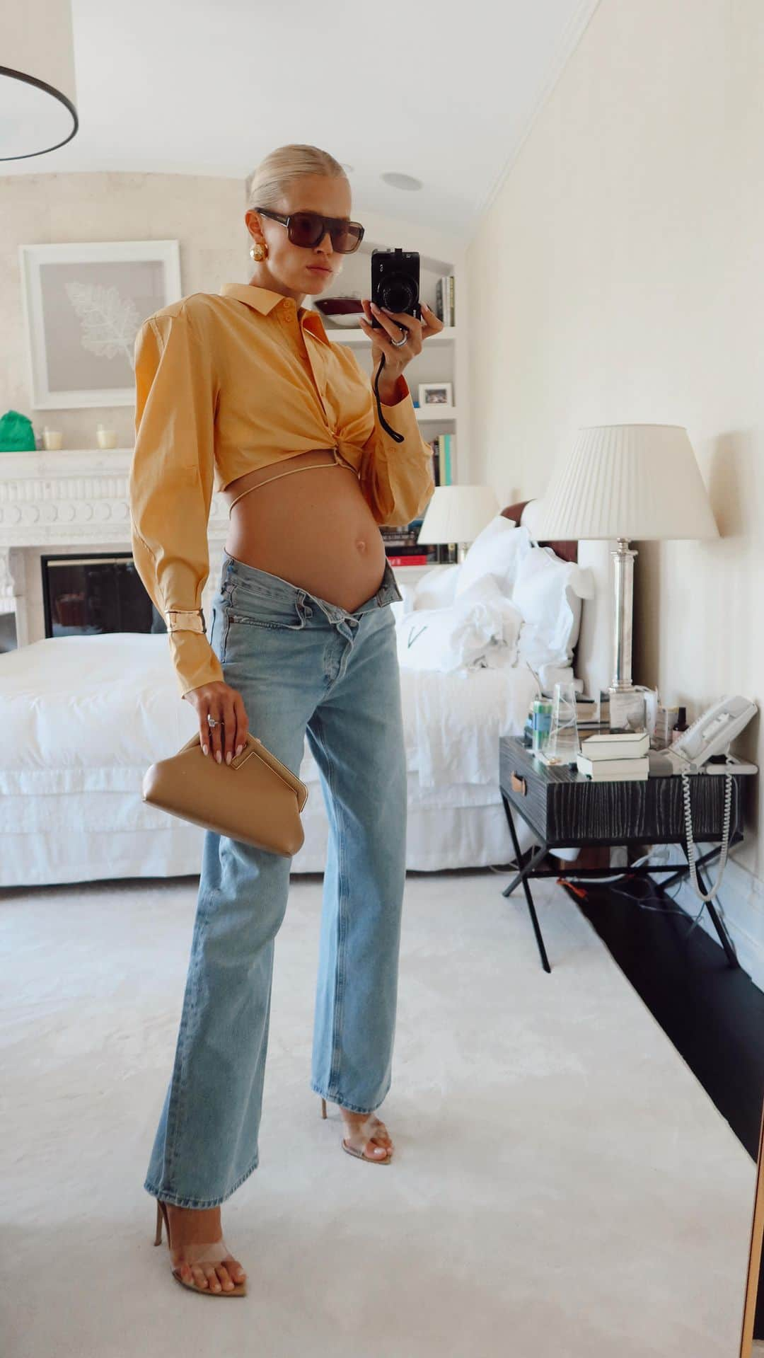 ヴィタ・シドルキナのインスタグラム：「This color combo 💛 wearing vs.styling  Evetything linked in “SEPTEMBER 🔗” story highlights   #vitasidorkina #vitasidorkinastyle #bumpstyle #pregnancylife #pregnancystyle」