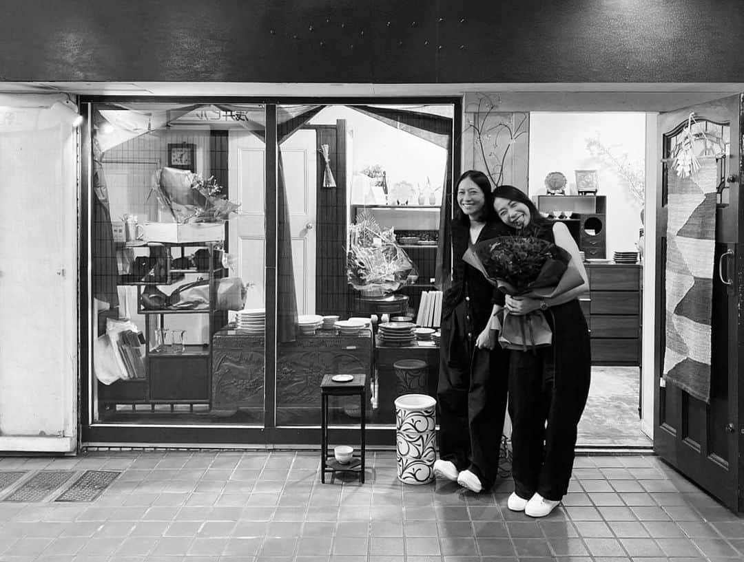 行方 久子 Hisako Namekataのインスタグラム：「. 熊本のこの場所で12年！うつわ屋さんは17年！ すごいよね、尊敬でしかないわ。 最終日の閉店間際に駆けつけてみた。 本当にお疲れ様でした🙌🏻  次の展開はまだ未定とのことだけれど、きっと精力的に動くんだと思う。  @tsukimachi.life 楽しみにしてるよー！」