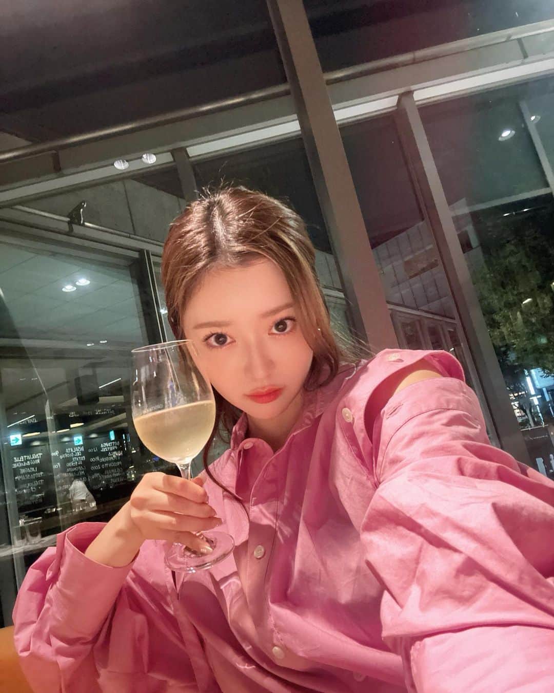 山本月のインスタグラム：「🎀💕🫦🫀  好きなイタリアン🍝に行った日 ピンクって気分上がるね〜🩷  一杯目だけシャンパン飲んだ🥂✨ 幸せな何でもない日〜🪽  #omotesando」