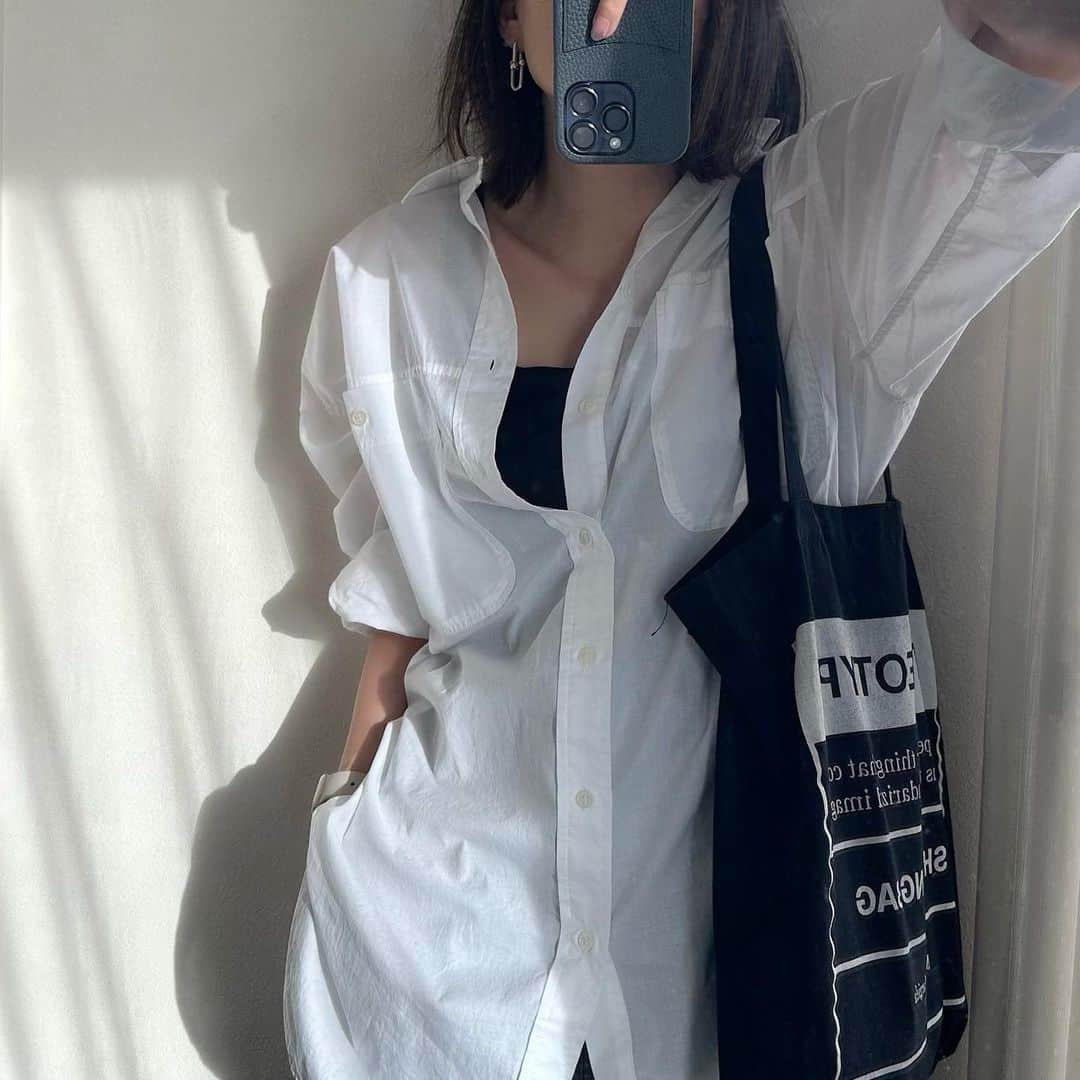 mimimi.amのインスタグラム：「Mᴏɴᴅᴀʏ...  お疲れ様。  今日、とんでもない接客受けたんだが。  ついこの前も、ちょっと嫌な接客受けたんだが、別の場所で。  なに、おばさんになると、喧嘩売られるわけwww⁈  シルバーとゴールドで色を決めきれなくて 暫く悩んでたら…  色が見えないんですか？？？  て強めに言われたんですけど。  は？  どーゆー意味？  ゴールドの在庫はありますか？て まず聞いた時に、ありますよ、当然‼︎ とか小馬鹿にしたようにまず返事した 時点で…当然！て何？？？  ねー、なに？？  店頭に出てないのに、当然‼︎て ドヤるのなんでなん？？  あるなら、さっさと出せよ？  店頭に出てる日本に一つしかないとかいう 限定品のゴールドの方勧めてくるから 限定のは、とても可愛いけど、 高そうだし、スタンダードのまず 見てみたいんですけど、在庫て ありますか？ て聞いただけですし。  あげく、色見えないんですか？ て…  言っていいの、それ？  視覚障害ある人だったら どうするん？  見えにくくて、ほんとに悩んでたら どうするん？  見えません…て返事してたら なにしてくれたんやろか？  どっちにするか普通に悩んでただけで 色見えないんですか？？？  て、喧嘩売ってるんやな？？？  早く、どっちにするか決めろってこと？  3分も悩んでないですよ。  おばさんになったから、なんだか こんな目に遭うわけ？？？  限定品買わないからって まさかあんな接客したん？？？  客選ぶような大層な店でもないでww  てことで、帰ってきてから、どうにも 納得いかず、店舗のお客様相談室に メールしてみたw #あいつどうにかしろ  あの場で、もっと上の責任者出せ‼︎て 言えば良かった…て、後から思ったけど。  あの場では、この人、今なんて言った？ とか思いながら、半ば信じられず 商品選ぶ方に気を取られてしまった。  選んでる場合じゃなかった‼︎  その他にもなんか微妙に小馬鹿にした 発言をちょいちょい入れられたけど 忘れた。  みなさん、責任者出せ‼︎とか 言ったことありますw？？？  てか、最近は職場でもおばさん ウザがられるし… #ここにも1人とんでもねぇ小娘が  本当、おばさんになった自分が 嫌になるというか、自分自身 なんとか受け入れ途上だし 色々自信もなくなってきてるし  嫌な目に遭わせんといて 欲しい‼︎  おばさんがそこで騒いでも、どうせ うるさいとか、ウザいとか、キモいとか 内心ちゃんと相手にされずに 終わるよねーーー…とか思うように なってきてしまった昨今。  どうしたらええのん💧  てか、女は誰だってみんな、おばさんに いつか必ずなるんだーーー‼︎  #誰もおばさんなことが原因とは言ってない  #取り乱してすみません😂」
