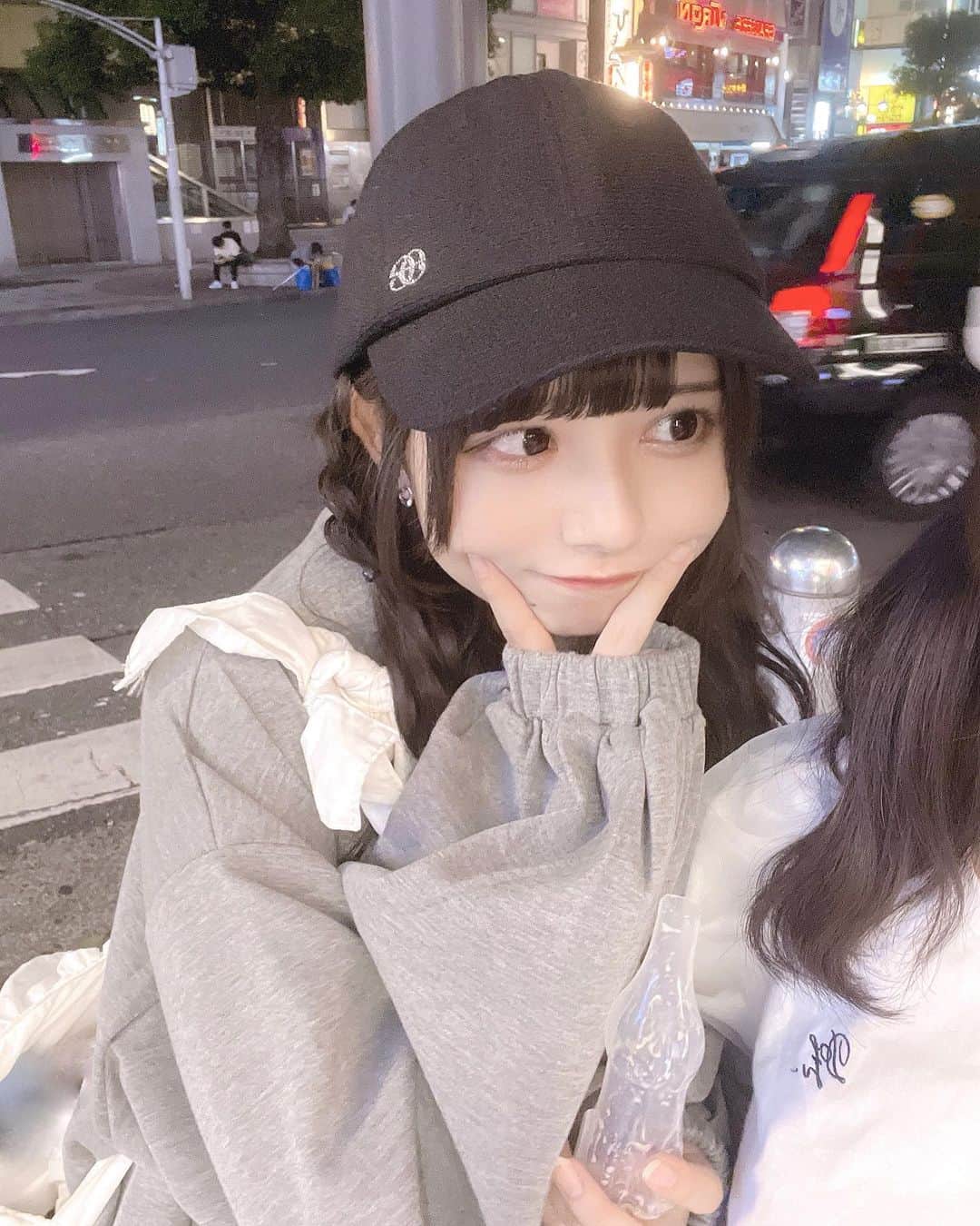 のインスタグラム：「くっつき虫だからすぐ腕組もーとしちゃう、」
