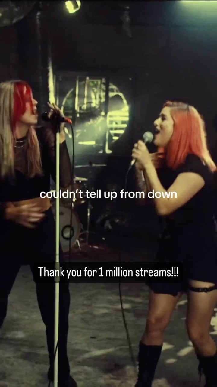 キャサディー・ポープのインスタグラム：「Thank you thank you thank you all for A MILLION STREAMS. This song has meant so much to me even before I sang on it. Writing this with @tayloracornmusic and @danswank was one of the most rewarding things because we all left the session feeling like we created something special. You don’t always get that. I’m so glad “Coma” has resonated with you all. 🖤」