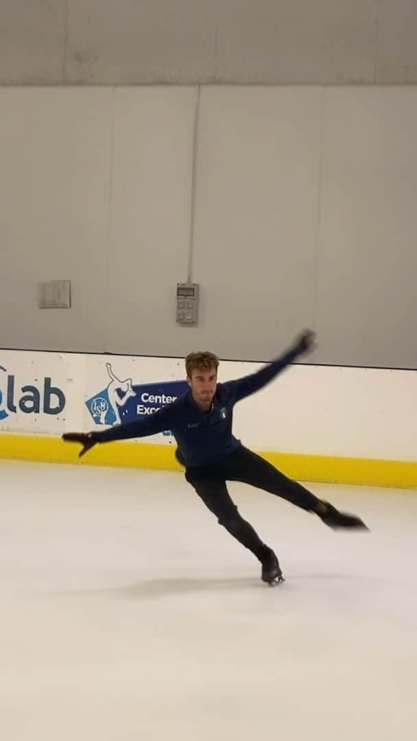 マッテオ・リッツォのインスタグラム：「Happy Monday ☀️ Trying to work on details 🌪️ Any advice? 👇🏻👇🏻 • • #Figureskating #pattinaggiosughiaccio #pattinaggiodifigura #iceskating #ice #competitions #race #olympics #japan #italiateam #fisg4passion  #icelab #fiammeazzurre #go #travel #passport #happy」