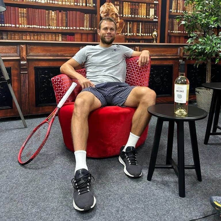 ラドゥ・アルボットのインスタグラム：「Cel mai mult timp îl petrec departe de locul unde m-am născut, dar nu uit niciodată de unde am pornit 🇲🇩 Aleg mereu să fiu alături de producătorii autohtoni, iar acum cu mare mândrie va îndemn să alegeți vinurile din soiuri autohtone,🍷 campanie lansată de Castel Mimi 🏰 Deveniți și voi ambasadori ai Republicii Moldova, oriunde vă aflați în lumea mare  💙💛❤️」