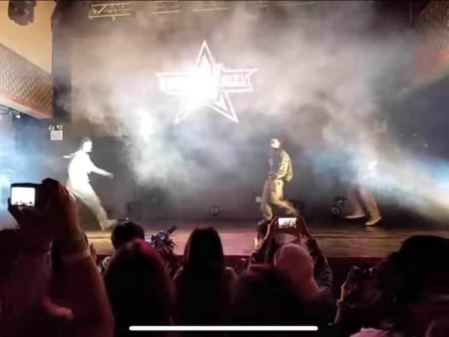のインスタグラム：「やばい動画見つけたー!!!🤣 EXPG時代NYのイベントで踊らせてもらった時の映像🎥 2016年なので、当時17歳かな？ イキイキしてて、がむしゃらで楽しそう🤣🔥 体力お化けだった👻笑  みんなで毎日リハして、見所ありすぎるショーケース🤣🤦🏻‍♀️ 素敵な経験をたくさんさせてもらいました✨ やばすぎるー🎥✌️」