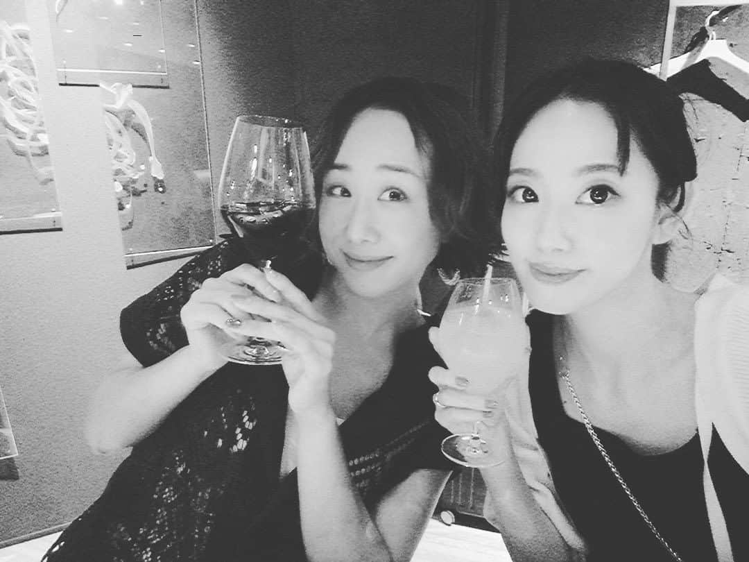 越村江莉さんのインスタグラム写真 - (越村江莉Instagram)「まどちゃんと ひっそり打ち上げ💓 どんだけぶり 真隣にいるのに5席くらい向こうにいるのかと思うほどの顔の小ささ😘  まどちゃんは 意識もモチベも高くて すごいんだー  17年ほど前は 私もそれなりに 一緒にショーに出てたんだぞ（言ってみるとすごい前やないか！） いまの若ーい後輩からみたら 私がショー出てたとか 誰も思いもしてなさそうだな。😂  こうしてお互い、仕事を続けて来られて・・・  しみじみ。」9月25日 23時40分 - e_r_i_1982