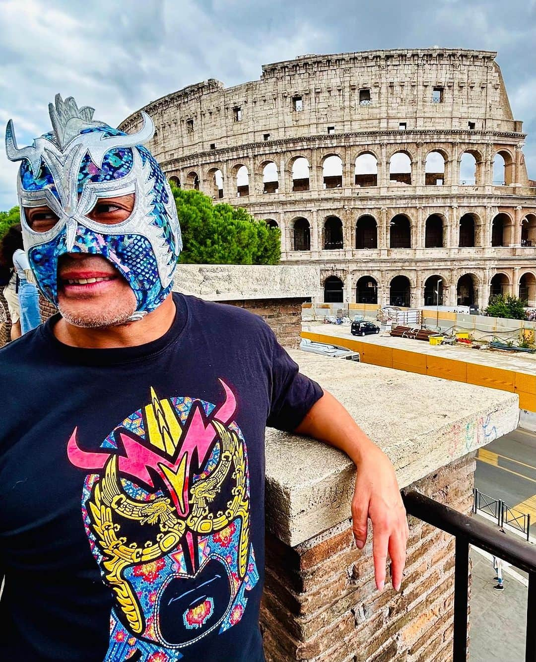 ウルティモ・ドラゴンのインスタグラム：「Coliseo Romano   @dragongate_pro  @toru.kido  @ud_tiendaoficial  #コロッセオ  #colosseo  #newtshirt  #ニューtシャツ  #newtシャツ  #puroresu」