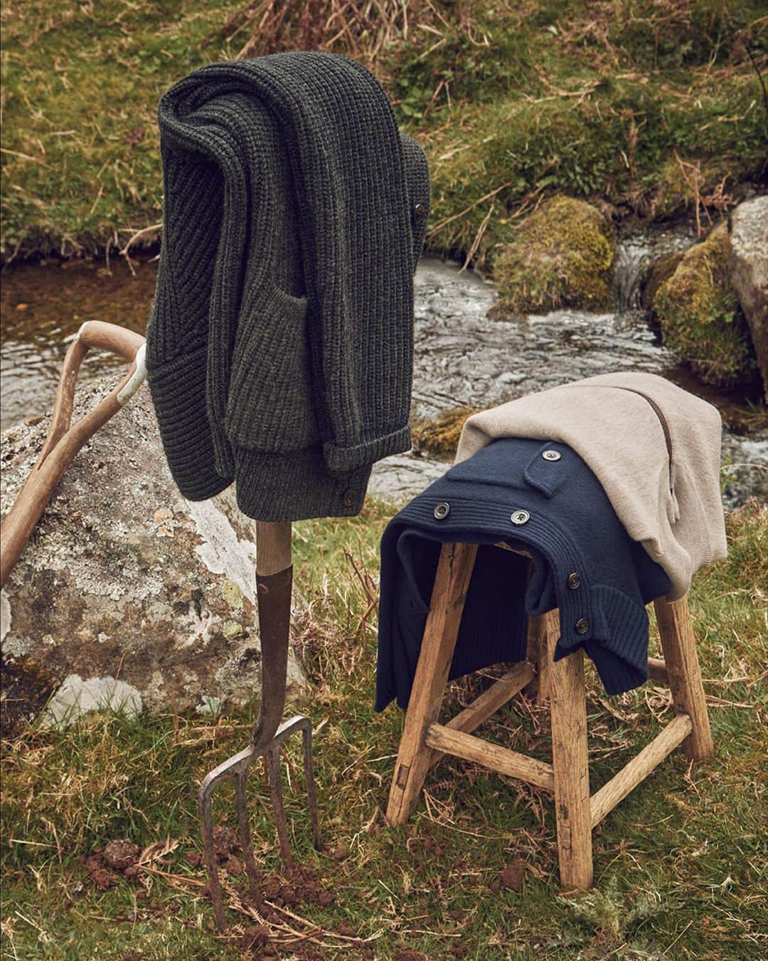 ハケットのインスタグラム：「Blends of fine merino and cashmere  are presented in ecrus, blues and greys to be layered over chinos and denim, creating a cosy yet refined autumn look.    #HackettLondon #HowToHackett」