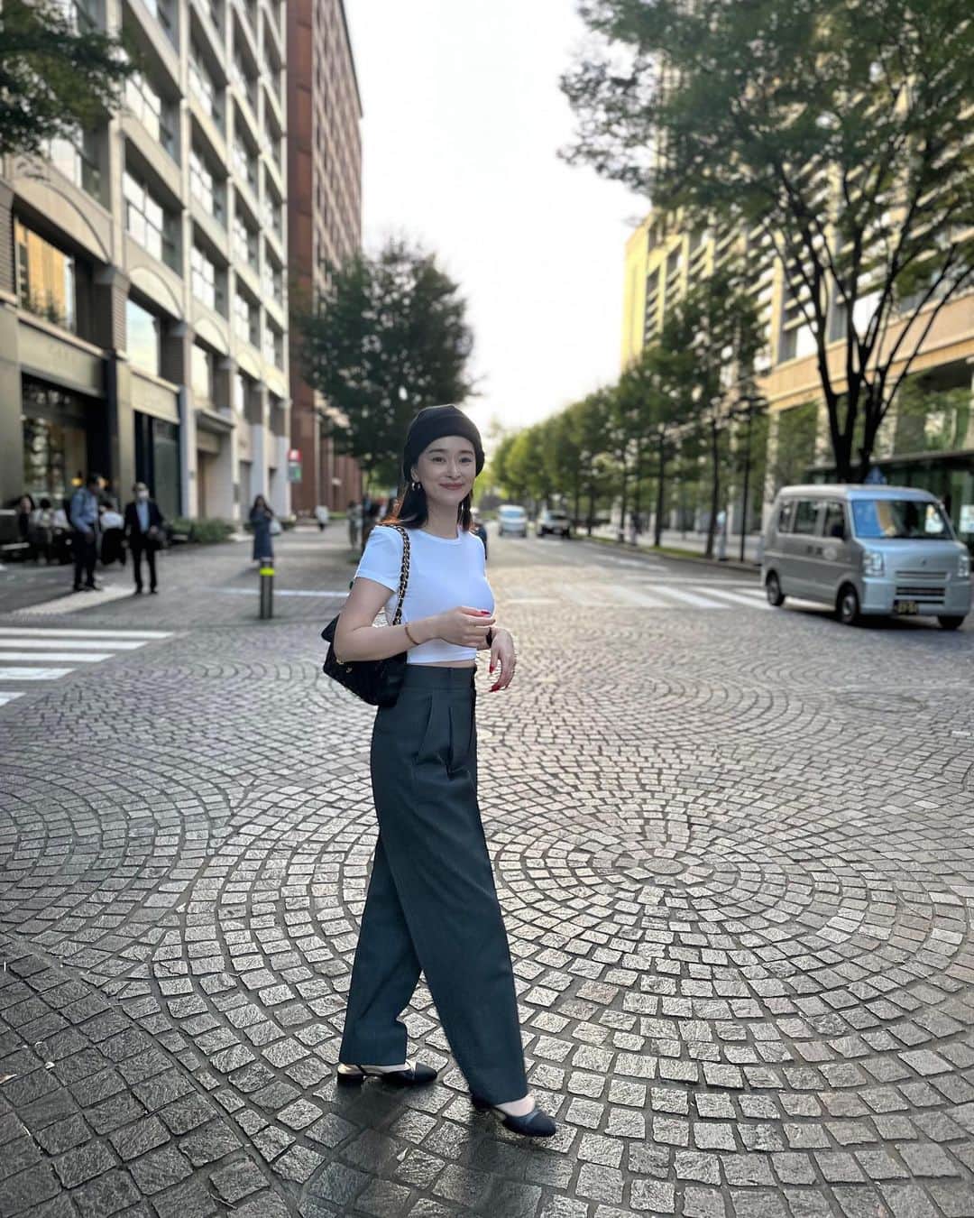 平大路えみのインスタグラム：「☕️🍂 涼しくなったらかぶりはじめるPalomaのニットキャップ。 初夏までかぶってたから、1年のうち9-10ヶ月かぶってる。 ほとんどだね🐱  みなさま、わたしのお気に入りのニットキャップ、購入していただいて、本当にありがとうございます。  嬉しいなぁ、ほんと。 かわいいのはもちろんなんだけど、忙しいみんなが、これでオシャレ時短になると思うと、なんだかとっても嬉しい🤭  再販分の第一弾のご購入はあとちょっとで、いったん締め切りにさせていただきます♡  海外発送サービス開始のタイミングで、また販売再開をさせていただきます💕」