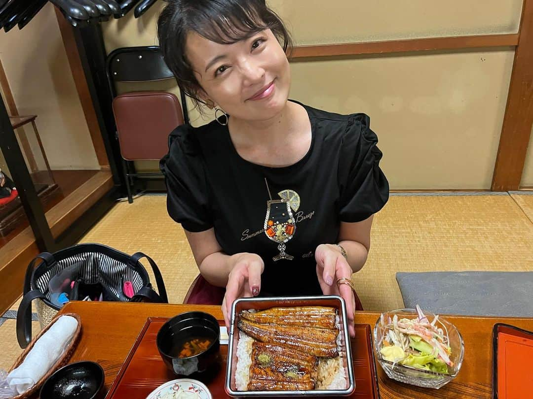 重長智子さんのインスタグラム写真 - (重長智子Instagram)「. . 少し前ですが、 みのりんとの贅沢ランチ⭐️ . ずーーっと食べたかった うなぎでした🥹🫧 . 「武林」は 座敷席もあるので子連れでも安心、 この日は小1の息子も一緒に堪能🤍 . ふわふわで香ばしいうなぎ、 既にまた食べたいです🥹 . . #静岡ランチ #ウナギ #うな重 #静岡市 #武林 #静岡のうなぎ屋さん #スタミナつけたい」9月25日 23時53分 - tomoko_shigenaga