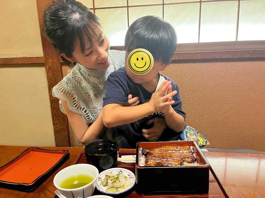 重長智子さんのインスタグラム写真 - (重長智子Instagram)「. . 少し前ですが、 みのりんとの贅沢ランチ⭐️ . ずーーっと食べたかった うなぎでした🥹🫧 . 「武林」は 座敷席もあるので子連れでも安心、 この日は小1の息子も一緒に堪能🤍 . ふわふわで香ばしいうなぎ、 既にまた食べたいです🥹 . . #静岡ランチ #ウナギ #うな重 #静岡市 #武林 #静岡のうなぎ屋さん #スタミナつけたい」9月25日 23時53分 - tomoko_shigenaga