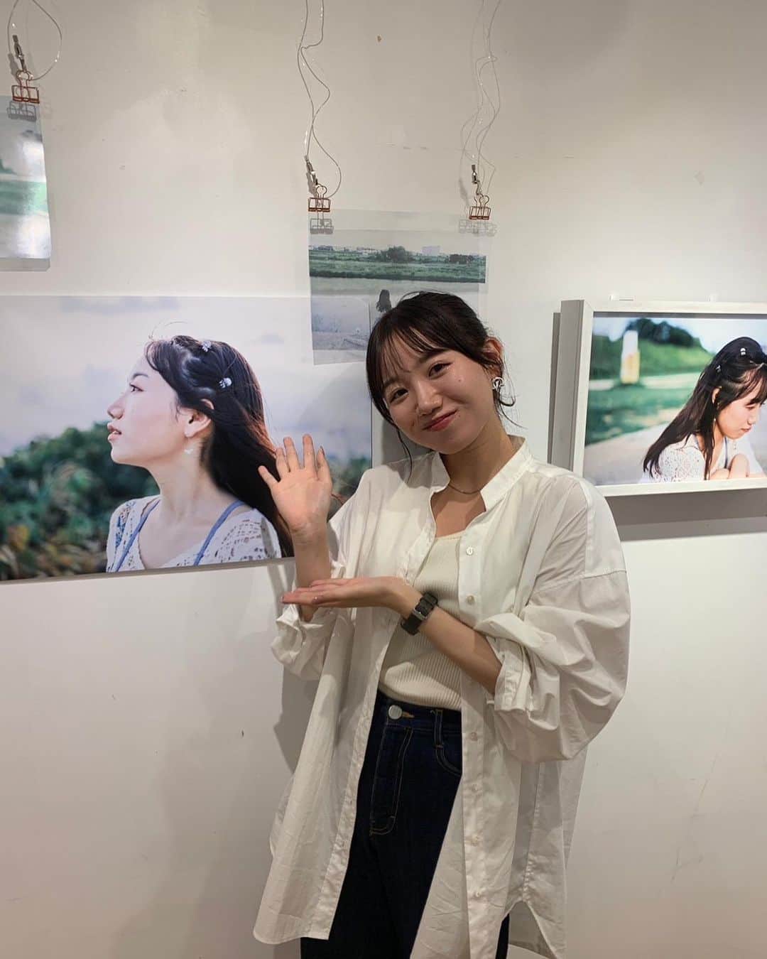 UNAのインスタグラム：「una写真展 「ちょっとだけ、君に気づいてほしかった」photo by @i.erika_bluegirl  2日間無事終了いたしました✨✨  ファンの方とちゃんと交流するのはこれが初めてで、前日は不安すぎて全然寝れなかったんだけど笑 想像以上に沢山の方が私に会いに来てくれて、 ただただ「幸せ」でしかないです!! 日本全国いろんなところから来てくれて、 みんながこの日のために可愛くしたりカッコよくしてきたりって考えたらすごく愛おしくて、、、 うん。愛おしい♡  「ちょっとだけ、君に気づいてほしかった」 なんでこのタイトルにしたかと言うと、、 ファンのみんなに少しでも知ってほしかった。 一人の人間としてのunaを。 写真展の中で描かれたストーリーの私が結構リアルな自分自身なんです。 周りに気を使って、頼り方も分からず、相手が言ってほしそうなことを意図的に言って、、本音は違うのに。 でも心の中では強い意志があって、、みたいな？笑 私もみんなと同じ普通の女の子なんです。 ちょっと伝え方が難しいんだけど、 そういう人だよって言うことを少しでもみんなに知っておいてほしかった。 相手のことを考えてから発言できる人でいてくれたら嬉しいなって思った。 それがこのストーリーにした全ての始まり！！ (伝わりなづらくてごめんね💦)  でもみんなに会って思ったことがあって。 unaファンは優しい心と思いやり、謙虚さが素晴らしいなって。 誇らしかった。すごく。 なんか嬉しかったんだよね😌💕  そして今回写真展をやろうと声をかけてくれた @i.erika_bluegirl さん 本当にありがとうございました✨ 声をかけてくれてなきゃこういうイベントはしてなかったと思います。 私の話の意図をしっかり読み取ってくれて沢山提案してくれて共感してくれて。エリカさんで本当に良かったなって心の底から思います😌 写真から伝わる温かさ、切なさ、いろんな感情が私の想像力をさらに豊かにしてくれました！ 楽しかったです！すごくすごく！ 見失っていた頑張る理由を思い出させてくれてありがとうございました🥺💕 そして写真展に関わってくれたスタッフの皆様も本当にありがとうございました！ 優しさにすごく助けられてました！  そして最後に、、 写真展を見てみんなの毎日のちょっとした支えになったらいいなって思ってます。 心に残った言葉、場面がちょっとでも頭の片隅にあったらなって。 本当に、、 幸せでいてね！ 自分を大切にしてね。 私の思い出にみんながいることが何よりも幸せです💕 またね！  プレゼント開封動画またYouTubeに載せるから楽しみにしてて💕  #una写真展 #ちょっとだけ君に気づいてほしかった」