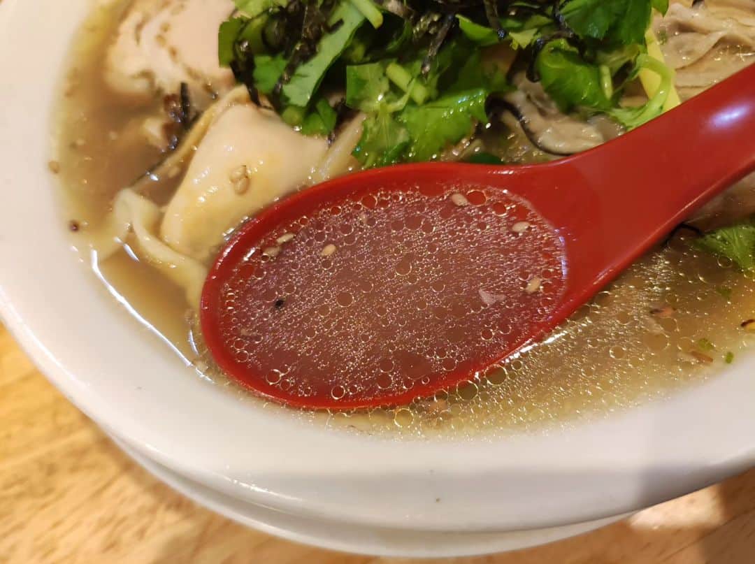つけMen野郎さんのインスタグラム写真 - (つけMen野郎Instagram)「牡蠣塩らーめん らーめん天神下大喜 日曜出勤のため、スライド出勤だったもんで月曜大喜で1喜び。お久しぶり〜なお姉様と御仁にお会いして2喜び。今日は牡蠣らーめんあるよ！で、食べた瞬間に3喜び。 このコハク酸が滲み出たスープうますぎくん。うますぎてレンゲが止まらない現象が発生。そして太平縮れ麺が凄まじくうまい。このスープを白飯にかけて食うのが最高にうまかった。麺側に三つ葉もあって、まさに牡蠣茶漬けよ。ってか牡蠣茶漬けって何よw初めて食べるわそんな絶品飯。めっちゃうまくて最後は大喜びでした。」9月25日 23時51分 - bokurarri