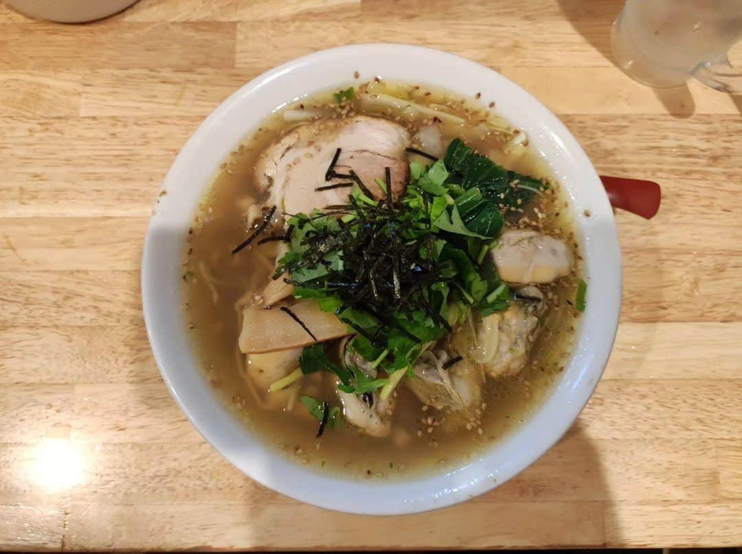 つけMen野郎さんのインスタグラム写真 - (つけMen野郎Instagram)「牡蠣塩らーめん らーめん天神下大喜 日曜出勤のため、スライド出勤だったもんで月曜大喜で1喜び。お久しぶり〜なお姉様と御仁にお会いして2喜び。今日は牡蠣らーめんあるよ！で、食べた瞬間に3喜び。 このコハク酸が滲み出たスープうますぎくん。うますぎてレンゲが止まらない現象が発生。そして太平縮れ麺が凄まじくうまい。このスープを白飯にかけて食うのが最高にうまかった。麺側に三つ葉もあって、まさに牡蠣茶漬けよ。ってか牡蠣茶漬けって何よw初めて食べるわそんな絶品飯。めっちゃうまくて最後は大喜びでした。」9月25日 23時51分 - bokurarri