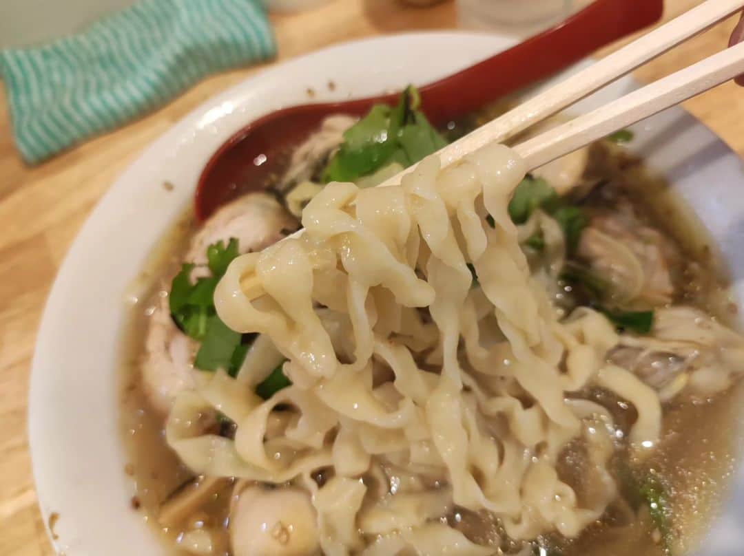 つけMen野郎さんのインスタグラム写真 - (つけMen野郎Instagram)「牡蠣塩らーめん らーめん天神下大喜 日曜出勤のため、スライド出勤だったもんで月曜大喜で1喜び。お久しぶり〜なお姉様と御仁にお会いして2喜び。今日は牡蠣らーめんあるよ！で、食べた瞬間に3喜び。 このコハク酸が滲み出たスープうますぎくん。うますぎてレンゲが止まらない現象が発生。そして太平縮れ麺が凄まじくうまい。このスープを白飯にかけて食うのが最高にうまかった。麺側に三つ葉もあって、まさに牡蠣茶漬けよ。ってか牡蠣茶漬けって何よw初めて食べるわそんな絶品飯。めっちゃうまくて最後は大喜びでした。」9月25日 23時51分 - bokurarri