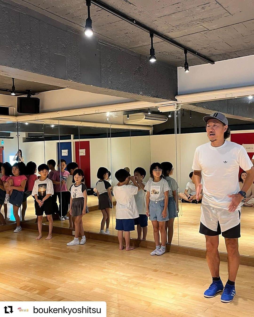 石川直宏のインスタグラム：「『僕にとっても冒険』  からだを動かす指導の中で、サッカーをしなかったのは初めて！？  自分のからだを知り、向き合ってみるきっかけや気づきを  ・呼吸 ・ストレッチ ・体幹、バランス ・ミニハードル、ラダー  を用いながら。  用いた中での変化と、変化する楽しさを体感してくれて僕も嬉しかったです☺️  メニューは僕が実際に自分のからだと誰よりも向き合い続けたリハビリの経験から。  また一緒にからだの変化を感じられる機会を楽しみにしています♪  #NaohiroIshikawa  #石川直宏   #Repost @boukenkyoshitsu with @use.repost ・・・ 【ご報告&お知らせ📢🙌】   9月の冒険教室が無事に終了しました～！️   冒険教室にとっては初の「スポーツ」 運動を通じて自分の体と仲良くなろう！をテーマに サッカー元日本代表の石川先生と一緒に @sgss.18   普段の自分の体の動かし方の癖に気づきながら、 呼吸、ウォーミングアップ、ストレッチ、実際に走ってみる等々 行いました♪  あっという間の時間となりました！ ご参加いただいた皆さま、本当にありがとうございました！今回ももとても楽しかったです！！☺  #みんなの冒険教室 #スポーツ冒険 #体の動かし方  #自分のクセ #渋谷 #新宿 #サッカー元日本代表」