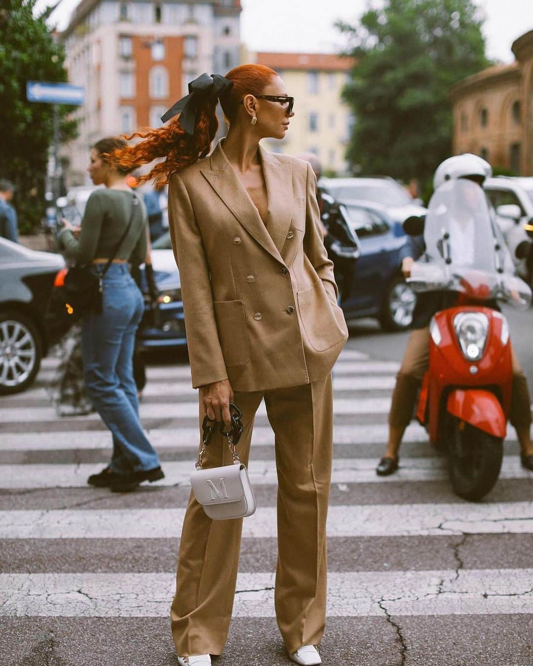 ELLE Magazineさんのインスタグラム写真 - (ELLE MagazineInstagram)「@piermodelsjam captured some of the best street style at Milan Fashion Week. 🔥 Click the link in bio for more.」9月26日 0時03分 - elleusa