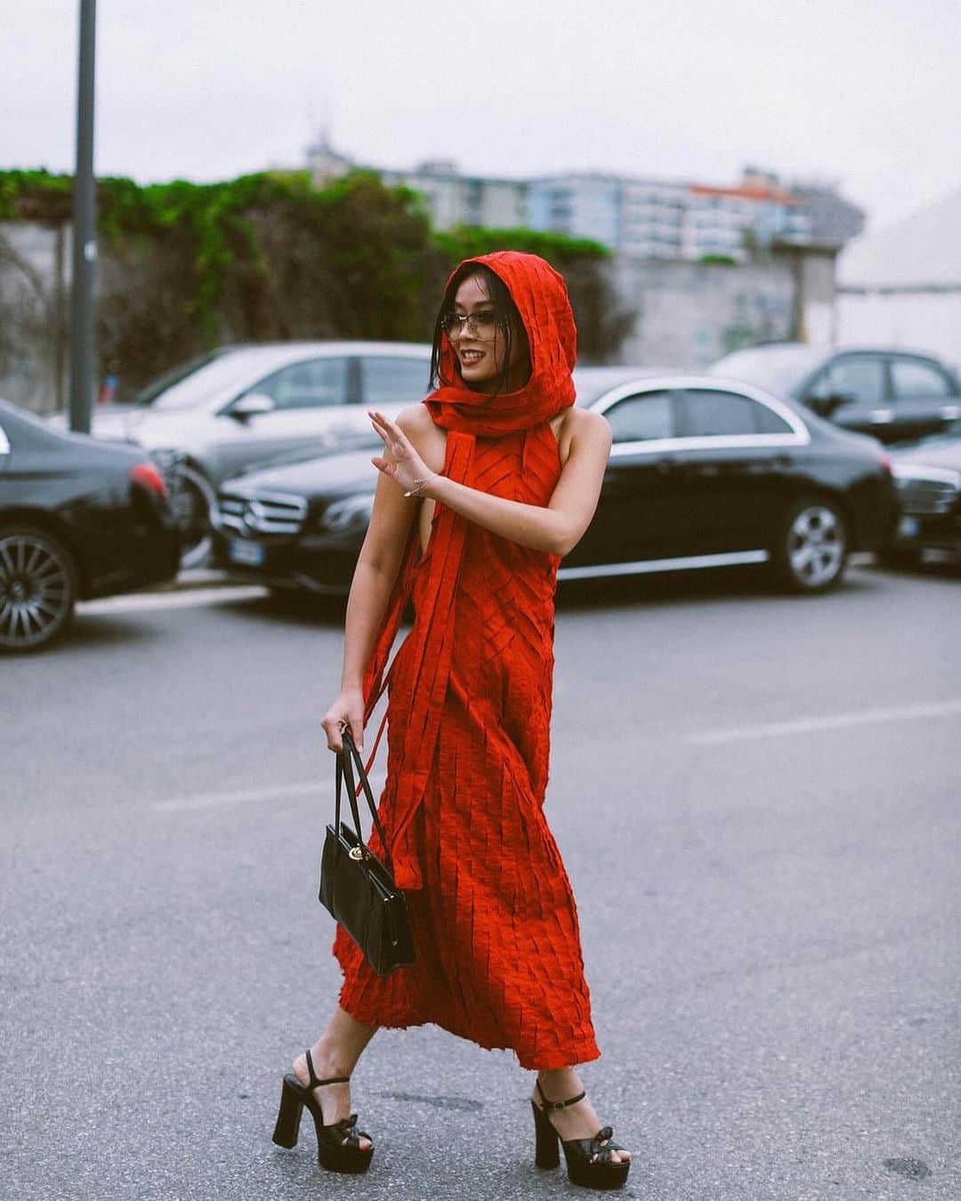 ELLE Magazineさんのインスタグラム写真 - (ELLE MagazineInstagram)「@piermodelsjam captured some of the best street style at Milan Fashion Week. 🔥 Click the link in bio for more.」9月26日 0時03分 - elleusa