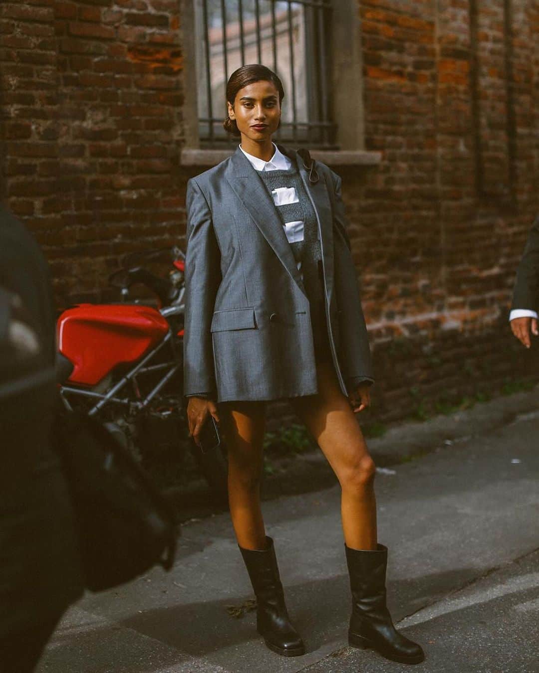 ELLE Magazineさんのインスタグラム写真 - (ELLE MagazineInstagram)「@piermodelsjam captured some of the best street style at Milan Fashion Week. 🔥 Click the link in bio for more.」9月26日 0時03分 - elleusa