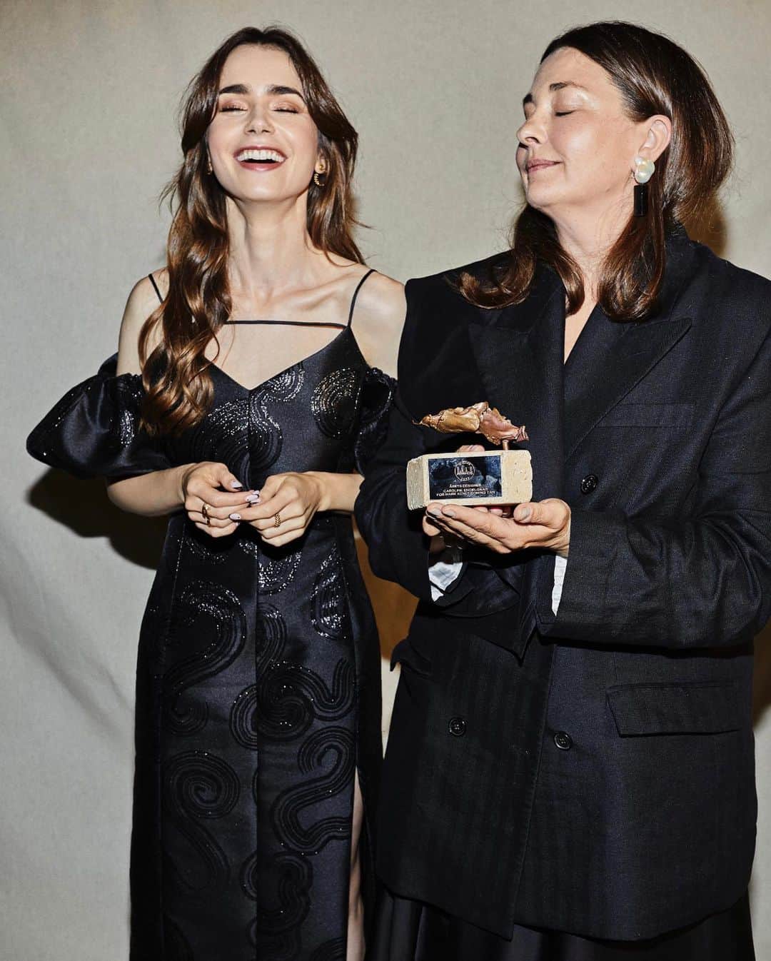 Lancôme Officialさんのインスタグラム写真 - (Lancôme OfficialInstagram)「Our dear Lancôme ambassador @lilyjcollins stunned at this year’s ELLE Denmark Awards, presenting the prize for Designer of The Year to Caroline Engelgaar for Mark Kenly Domino Tan. @elledanmark @caroline_engelgaar  #Lancome #LilyCollins #ELLEDenmark」9月26日 0時03分 - lancomeofficial