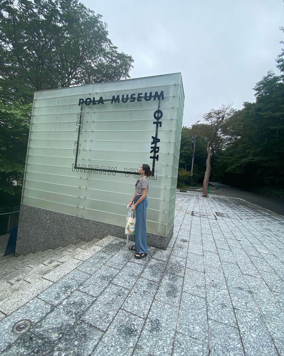 熨斗谷さくらさんのインスタグラム写真 - (熨斗谷さくらInstagram)「🇯🇵🎨🌸 少し前に、ポーラ美術館 へ行ってきました。 日本画の歴史をたどりながら、その可能性を再考しようとする企画の 「シン・ジャパニーズ・ペインティング 革新の日本画展-日本画を牽引した横山大観、杉山寧から現代の作家まで」展 ・ 日本画についてこれまで深く考えたことがなかったけれど、改めて日本の文化、自然、繊細さを感じたし、"こんな世界があったんだ"と見入ってしまいました。 ・ 有難いことに、これまで海外に行く機会を沢山いただきましたが、日本を出てみて知った日本の良さが沢山あります。その気持ちと吉沢舞子さんの言葉が重なりました。(7枚目) 『日本画を立体的にすることを考えるのであれば、海外からの視座を持つことが日本画の存在感を引き立てるのではないでしょうか。』 日本画も西洋の方から見つけてもらったんですね。日本の良さは周りからの方がよく見えているかもしれないです。ただここから、昔と現代、西洋と和の文化を合わせながらも、『日本らしく』を理解し、際立たせていきたいです。 とても心に響く美術館/企画展でした。 ・ POLAさんには長年、メイクの力で新体操日本代表チームのお力添えをいただいています。 本当にありがとうございます。 同じ芸術として並べるように…💪🔥🧚‍♀️ #POLA#ポーラ美術館#POLAMusiumOfArt#art#musium #日本#Japan#trips #日本画 #JapanesePainting #🇯🇵 弾丸旅は夏穂ちゃん @kaho_minagawa0820 と📸♡」9月25日 23時54分 - sakura_noshy