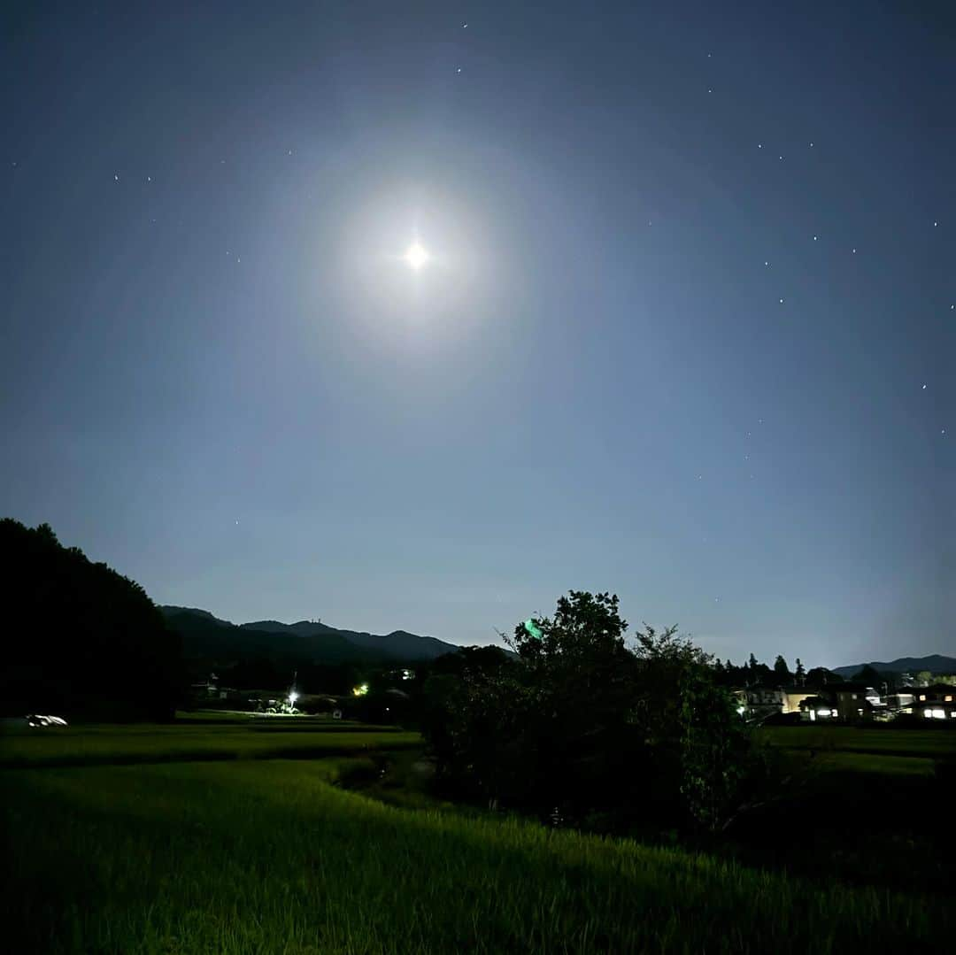 河島あみるのインスタグラム：「明日香村の夜🌙  iPhone15にしたら星まで綺麗に撮れた🤩 でも過去のラインのトーク消えた😱  #奈良県#明日香村#蝶々ハウス#オオムラサキ #蝶たろう#いもむしと初対面#田園風景 #narajapan」