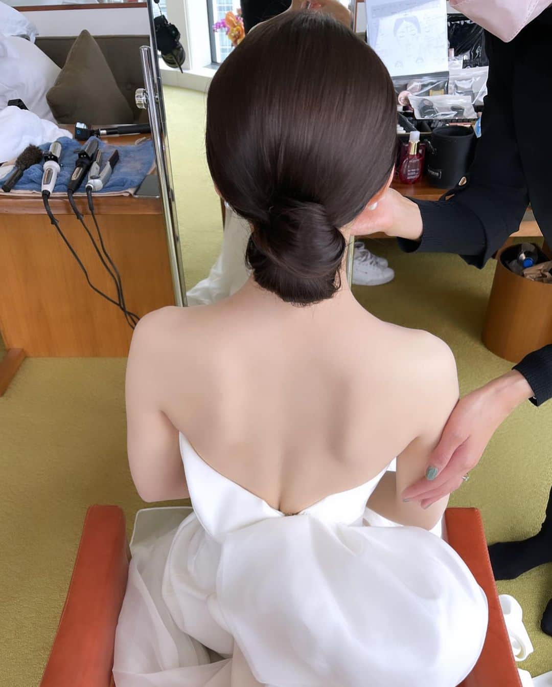 野口忍 hair make upさんのインスタグラム写真 - (野口忍 hair make upInstagram)「韓国ヘアメイクに ぴったりなお2人🇰🇷 とてもオシャレでした😎  忙しい合間を縫って ブライダルメンテナンス にご来店頂き、更に綺麗に させて頂きました✨  お2人にLINEし 近況報告させて頂きました☺️  今年も残りも僅か！ ポージング指導付セルフフォト！ ブライダルメンテナンス！ 結婚式！ こごまできたら 出会いもサポートしたいですな！ 楽しみます☺️  @atren.deu.salon　 @atren.deu.wedding  @atren_deu_homme @nrk_21  @yuno.hairmake @shinji_morita_photography @sato_atren_deu @kana_atren_deu @atren.deu_fukushima  ･･─･･─･･─･･─･･─･ #ブライダルメンテナンス #結婚式#前撮り#後撮り  ･･─･･─･･─･･─･･─･ ◽️ブライダルメンテナンス𝐌𝐄𝐍𝐔  ☑︎𝒃𝒓𝒊𝒅𝒂𝒍 𝒗𝒆𝒊𝒍 𝒄𝒐𝒍𝒐𝒓 　 透明感を出したい花嫁様は 【𝒃𝒓𝒊𝒅𝒂𝒍 𝒘 𝒄𝒐𝒍𝒐𝒓 】 透明感&立体感を出したい花嫁様は 【𝒃𝒓𝒊𝒅𝒂𝒍 𝒉𝒊𝒈𝒉𝒍𝒊𝒈𝒉𝒕 𝒄𝒐𝒍𝒐𝒓】  こちらで予約お願い致します。 　 ☑︎𝒃𝒓𝒊𝒅𝒂𝒍 𝒄𝒖𝒕  華やかなポニーテール、ハーフアップ、上品で洗練されたダウンスタイルをご希望の花嫁様。 タキシードに合わせたフォーマル、スタイリッシュ、モダンなメンズヘアご希望の新郎様。  ☑︎𝒃𝒓𝒊𝒅𝒂𝒍 𝒕𝒓𝒆𝒂𝒕𝒎𝒆𝒏𝒕 　 ・ブライダルトリートメント ・ブライダル髪質改善トリートメント  　 ◽️使用スタイリング剤 　 【𝑨𝑻𝑹𝑬𝑵 𝑫𝑬𝑼 𝑺𝑯𝑨𝑴𝑷𝑶𝑶】  キューティクルを整え艶感を保つブライダルシャンプー 　 ◽️サロンのご予約はこちらから @atren.deu.salon　  #花嫁美容#花嫁ヘアスタイル#結婚式#ブライダルヘアメイク#式場見学#お色直し#ブーケ#セルフフォト#韓国ヘアメイク#入籍#ドレス迷子#プロポーズ#結婚指輪#アンダーズ東京花嫁##韓国」9月25日 23時56分 - shinobunbunmaru_atren_deu